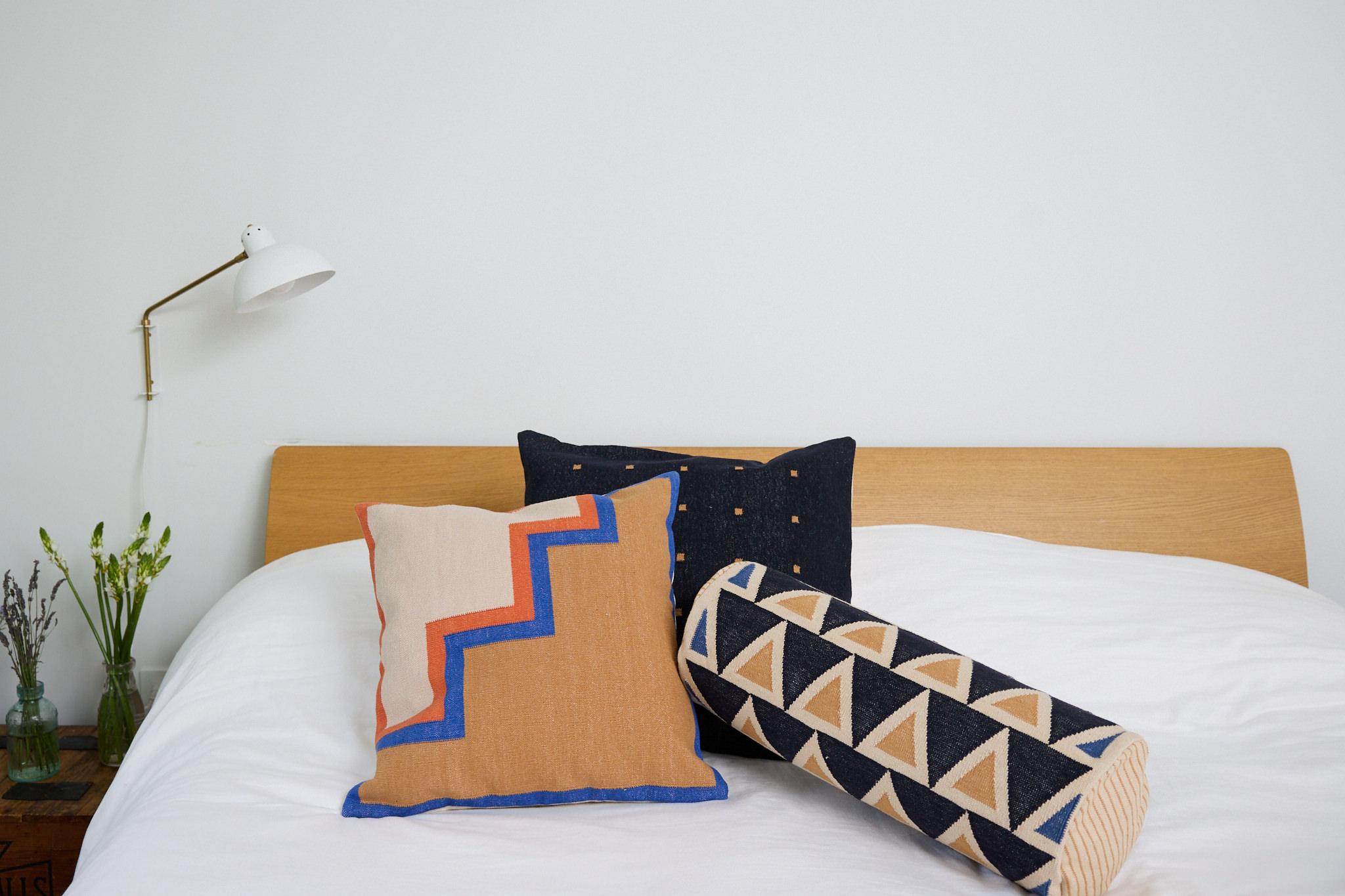 Maya Dreiecke Bolster - Neutral (Moderne) im Angebot