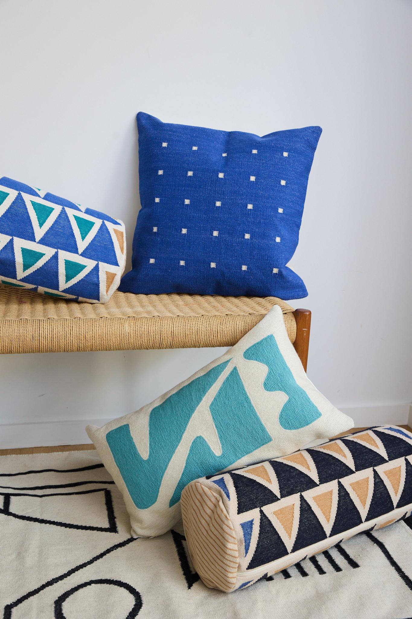 Maya Dreiecke Bolster - Neutral im Zustand „Neu“ im Angebot in Westfield, NJ
