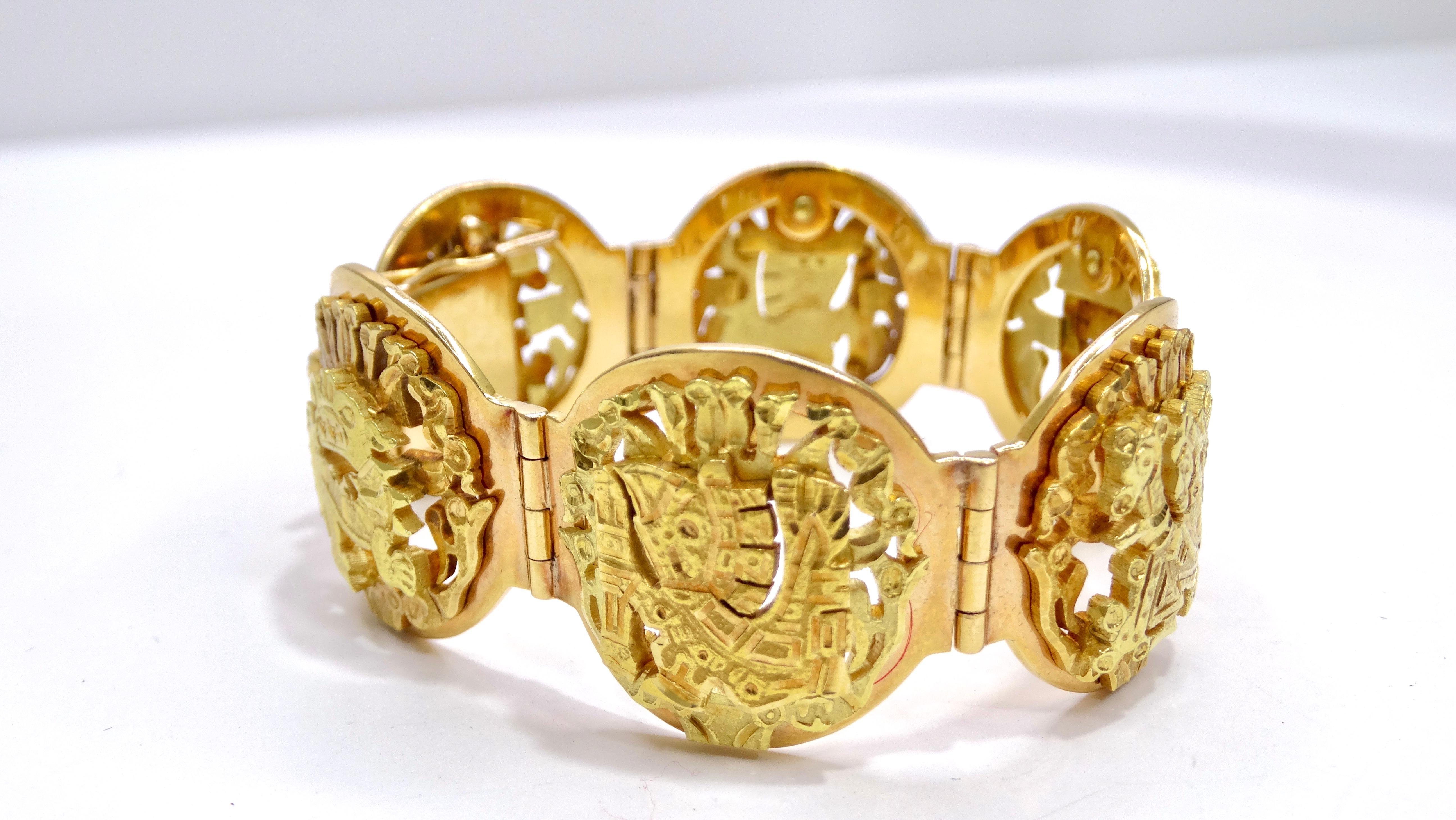 Aggiungi un tocco di classe al tuo abbigliamento in un solo gesto con questo raro braccialetto con motivo Maya! Questo braccialetto, splendidamente dettagliato, risale agli anni '60 ed è realizzato in oro 18 carati. I tondi con design Maya
