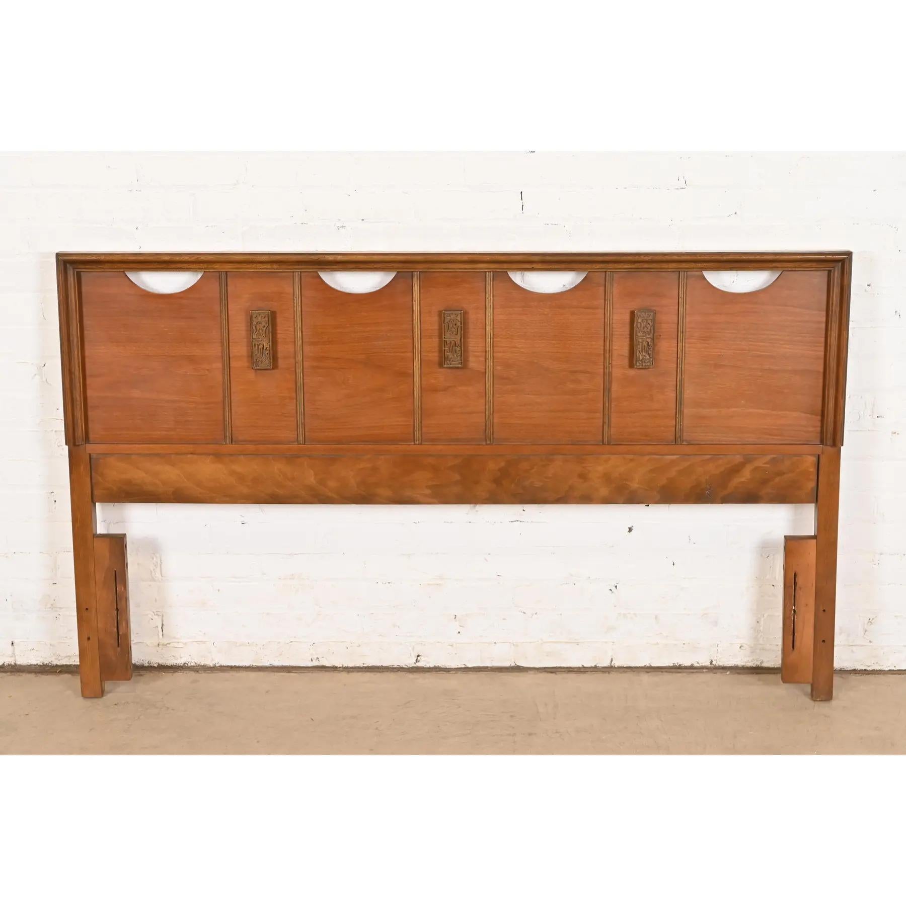 Ein schönes Mid-Century Modern geschnitzt Walnuss Kopfteil für Damen

Aus der Mayan Collection'S von Bassett Furniture

USA, 1960er Jahre

Maße: 60,5 