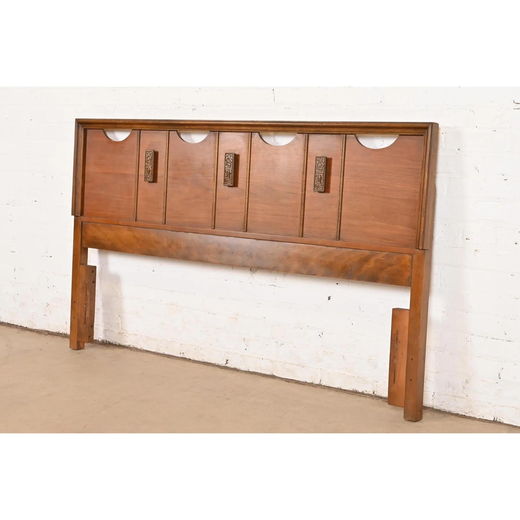 Mayan Collection Mid-Century Modern Sculpted Walnut Queen Size Kopfteil, 1960er Jahre (Moderne der Mitte des Jahrhunderts) im Angebot
