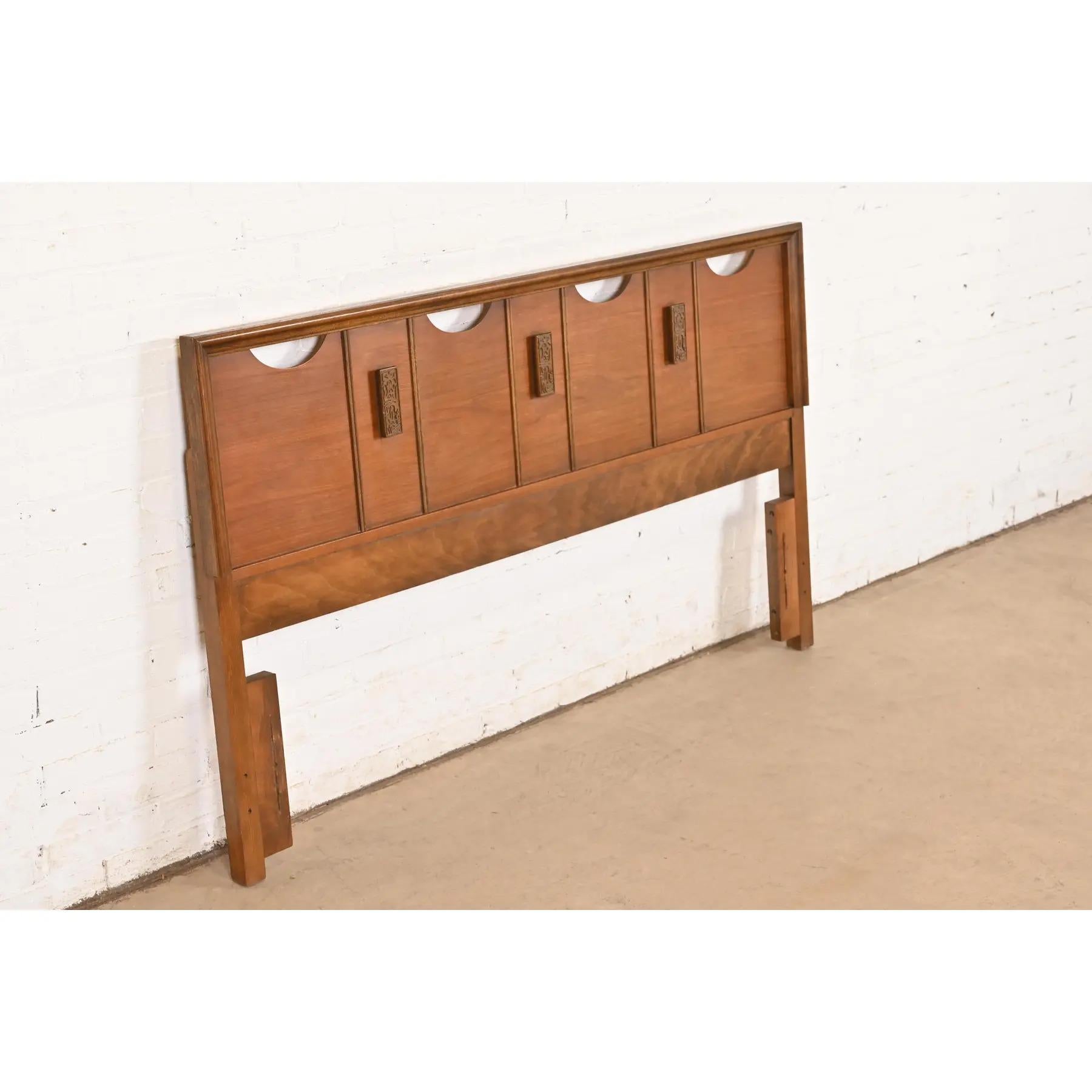 Mayan Collection Mid-Century Modern Sculpted Walnut Queen Size Kopfteil, 1960er Jahre (amerikanisch) im Angebot