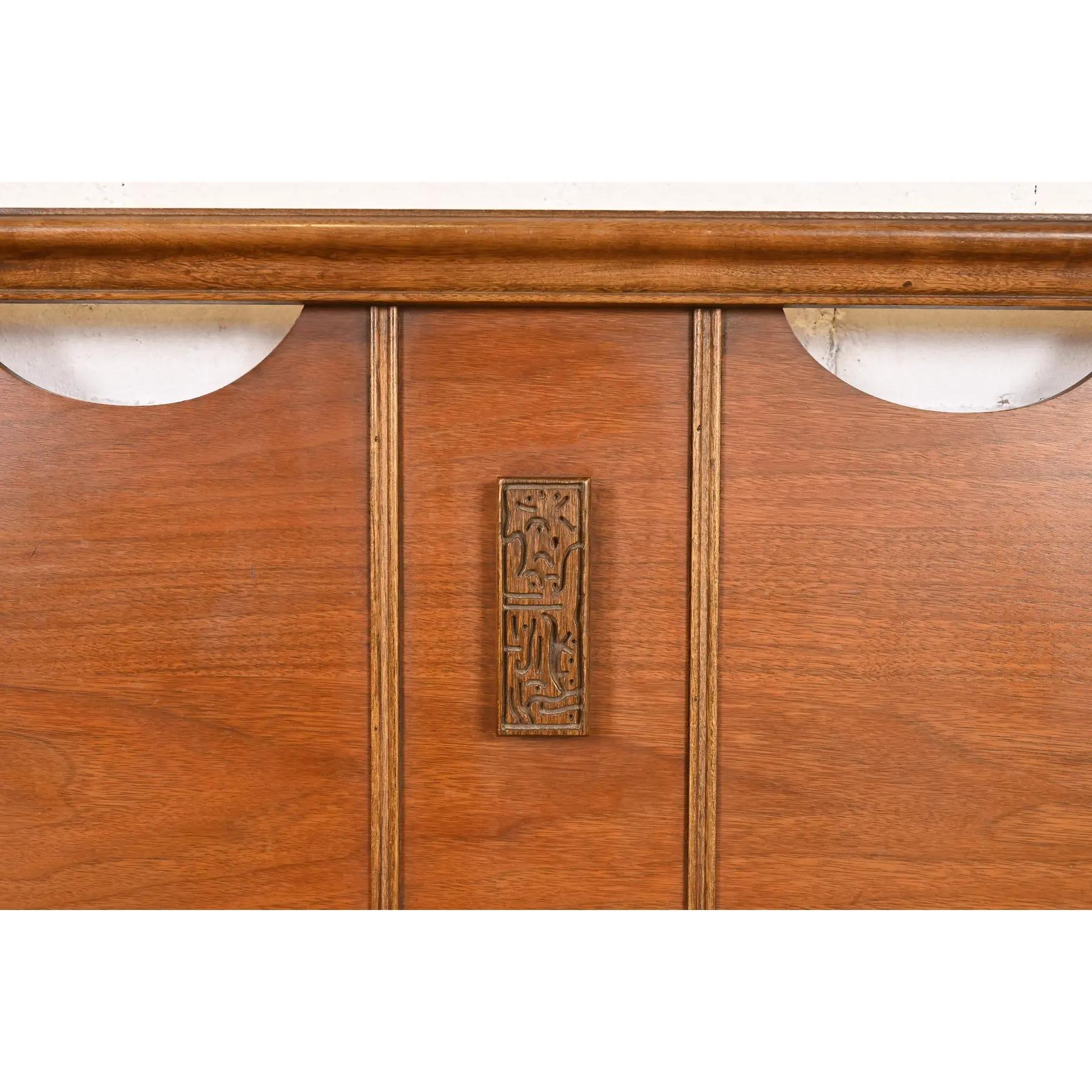 Mayan Collection Mid-Century Modern Sculpted Walnut Queen Size Kopfteil, 1960er Jahre im Zustand „Gut“ im Angebot in South Bend, IN