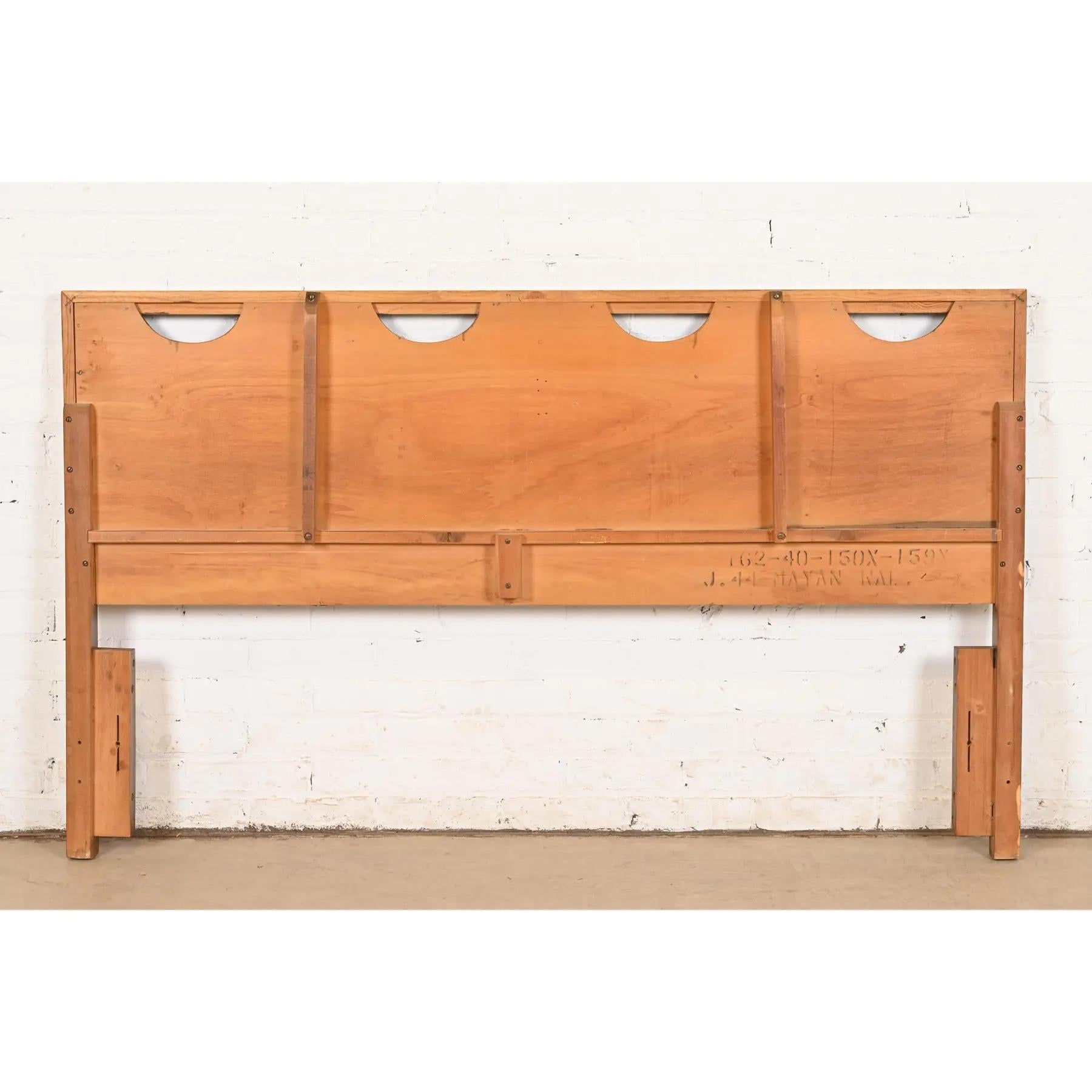 Mayan Collection Mid-Century Modern Sculpted Walnut Queen Size Kopfteil, 1960er Jahre (Mitte des 20. Jahrhunderts) im Angebot