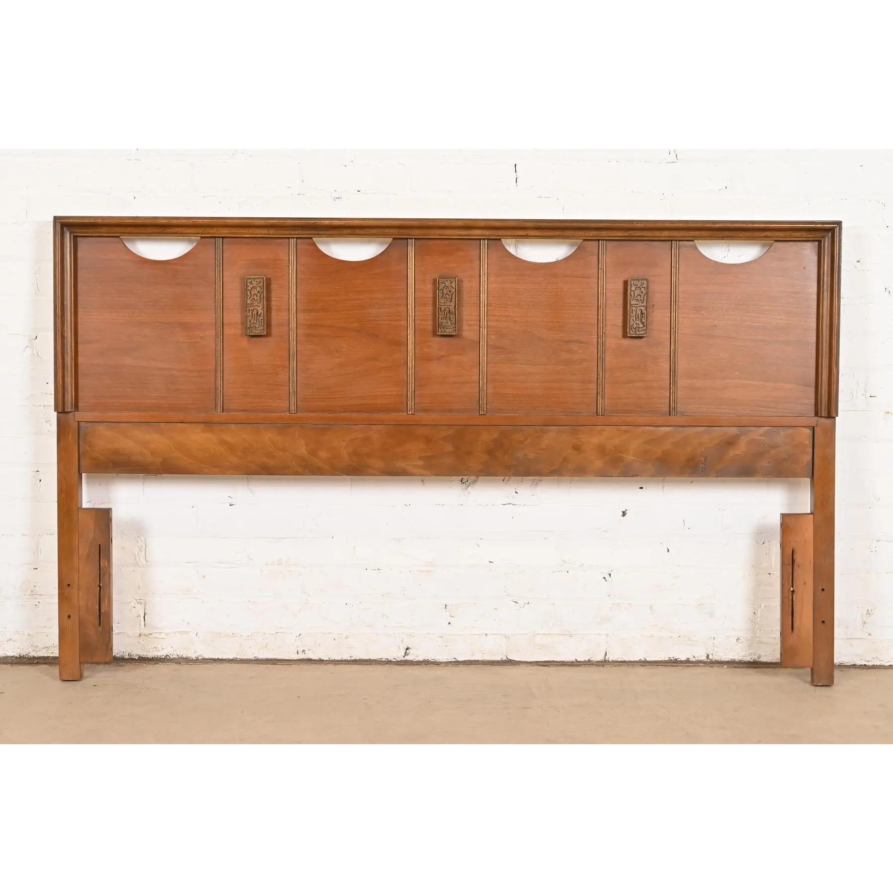 Mayan Collection Mid-Century Modern Sculpted Walnut Queen Size Kopfteil, 1960er Jahre im Angebot 1