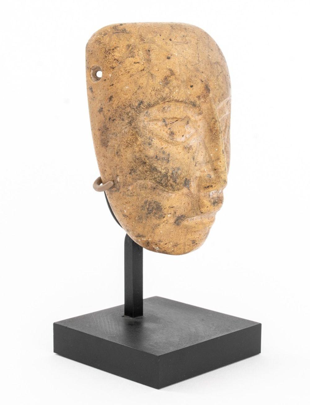 Mascherina Maya Pre-Columbian in pietra intagliata, con supporto in metallo. Complessivamente: 4,5