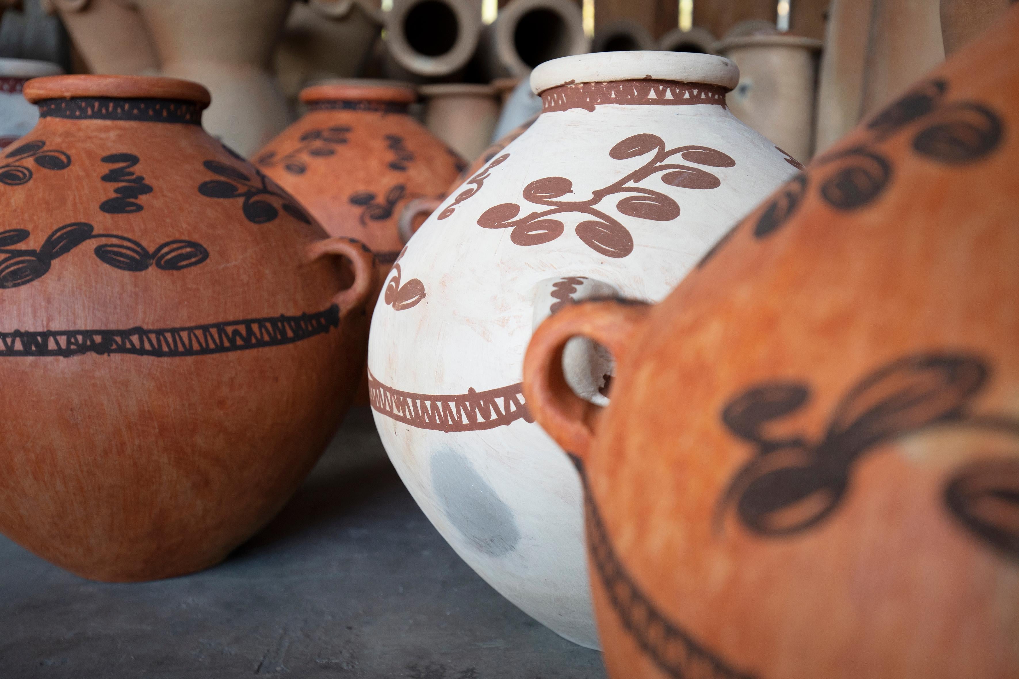 Mayan Pre-Columbian Style Red Round Jar with Naturalistic Drawings In New Condition In Huay Pix, MX