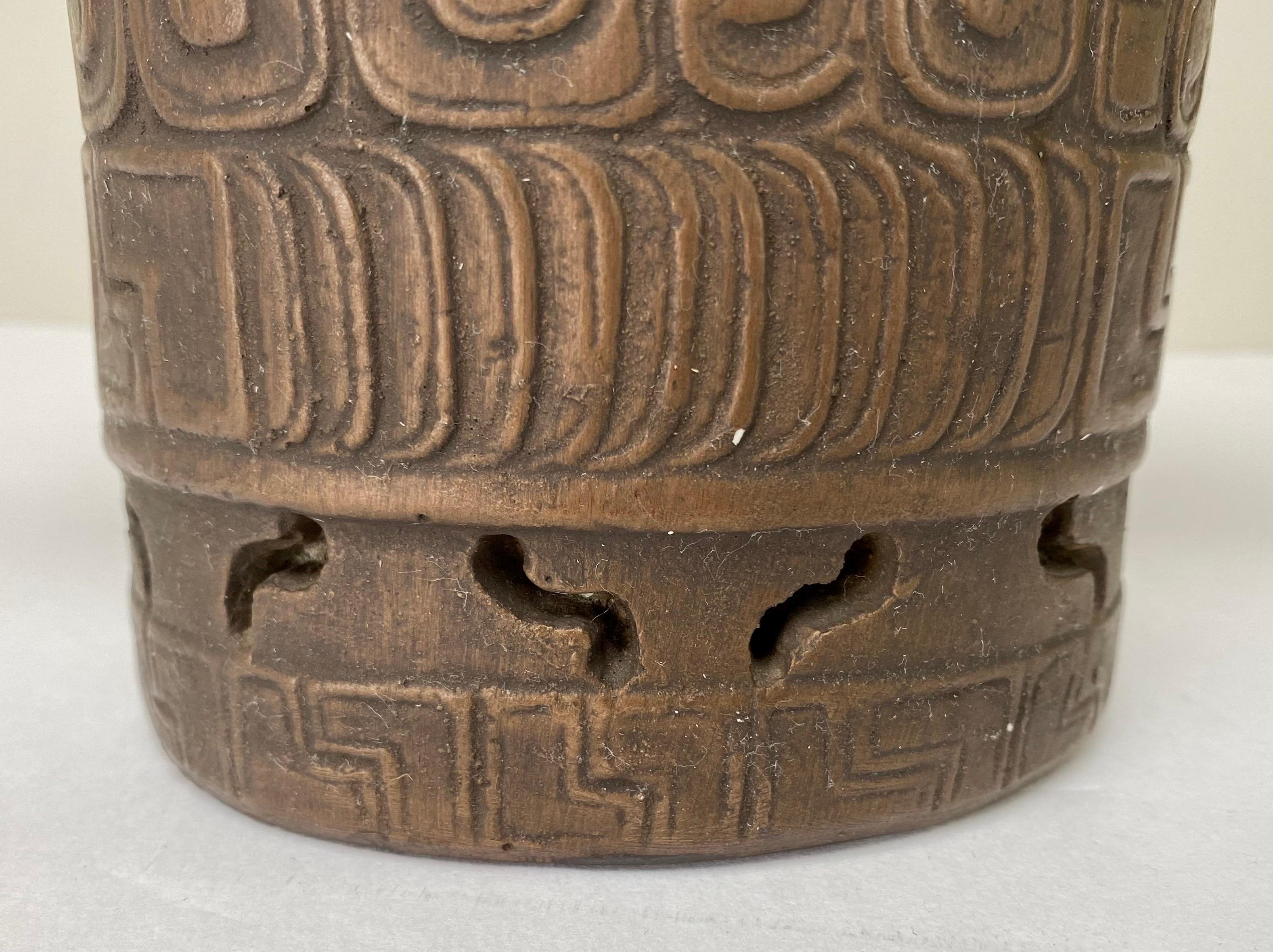 
À l'origine  Honduras,  ce vase en bronze de style maya  fait le lien entre les domaines de l'art et de la mystique ancienne. Cet extraordinaire récipient captive les sens par son design complexe et sa richesse culturelle, vous invitant à explorer