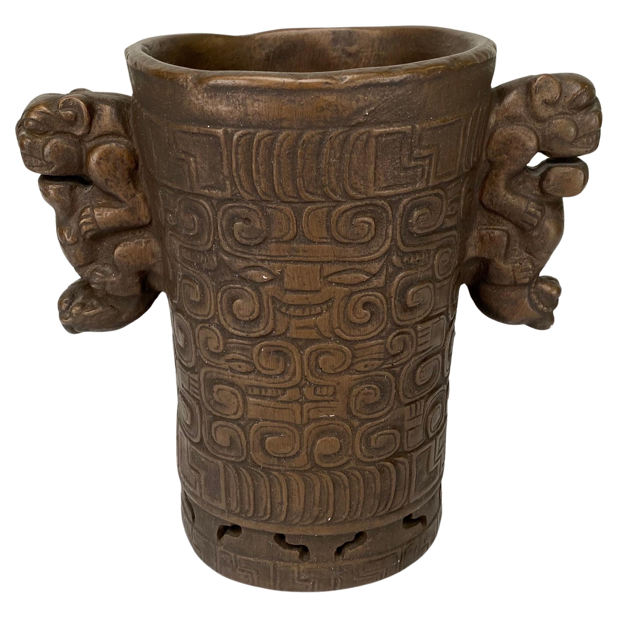 Vaso in stile Maya intagliato a mano con finitura in metallo bronzato