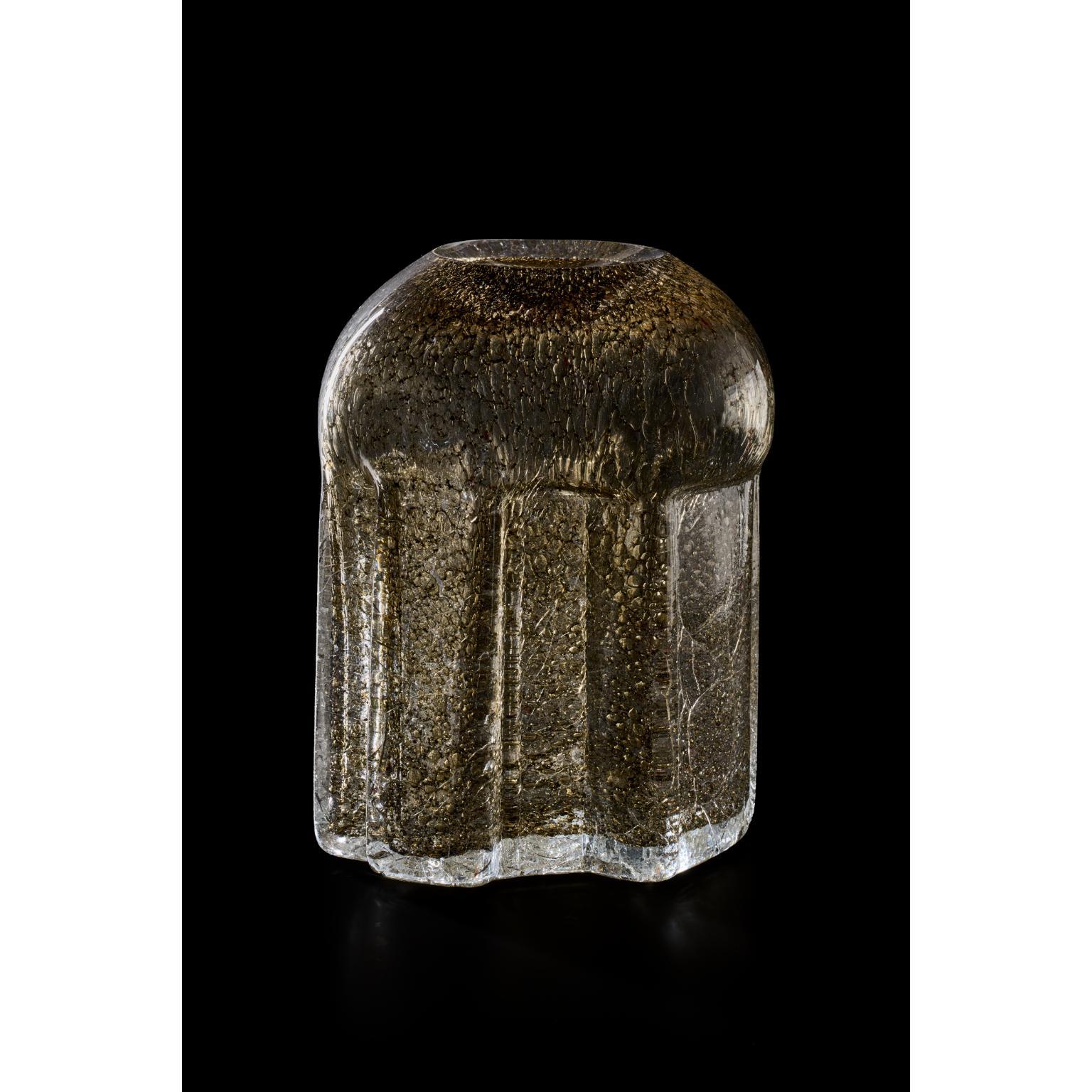 Vaso Velo di Maya di Paolo Marcolongo
Dimensioni: D. 24,4 x L. 18,5 x H. 14,6 cm 
Materiali: Vetro di Murano. 


Paolo Marcolongo è nato a Padova nel 1956, ha frequentato il Liceo Artistico 