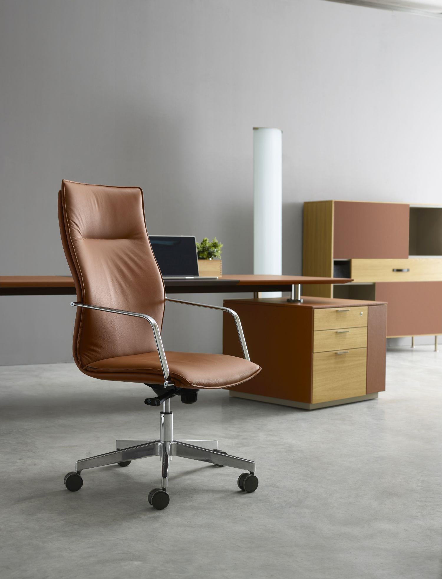Italian Maybe High Backrest Executive Upholstered Armchair by Quinti Sedute For Sale