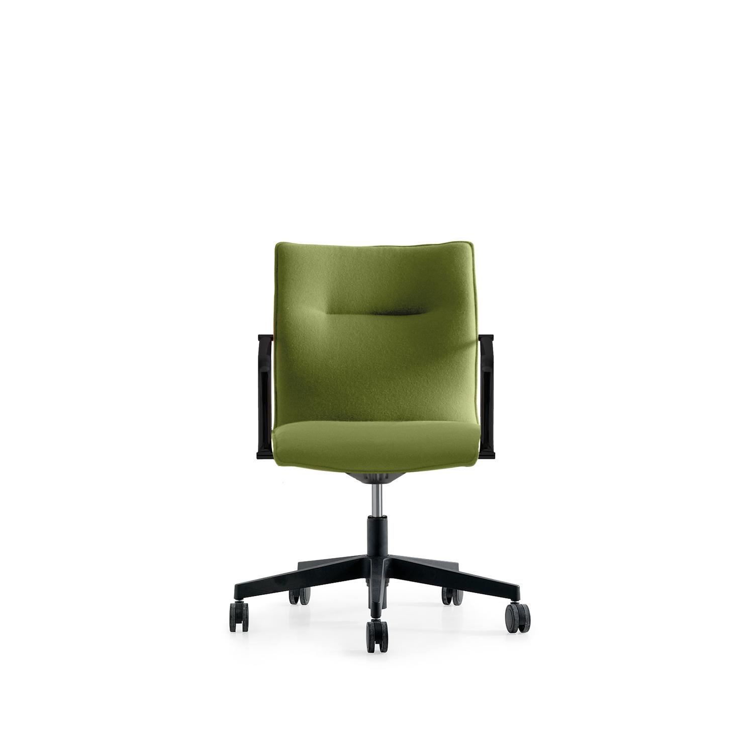Maybe High Backrest Executive Upholstered Armchair by Quinti Sedute In New Condition For Sale In Geneve, CH