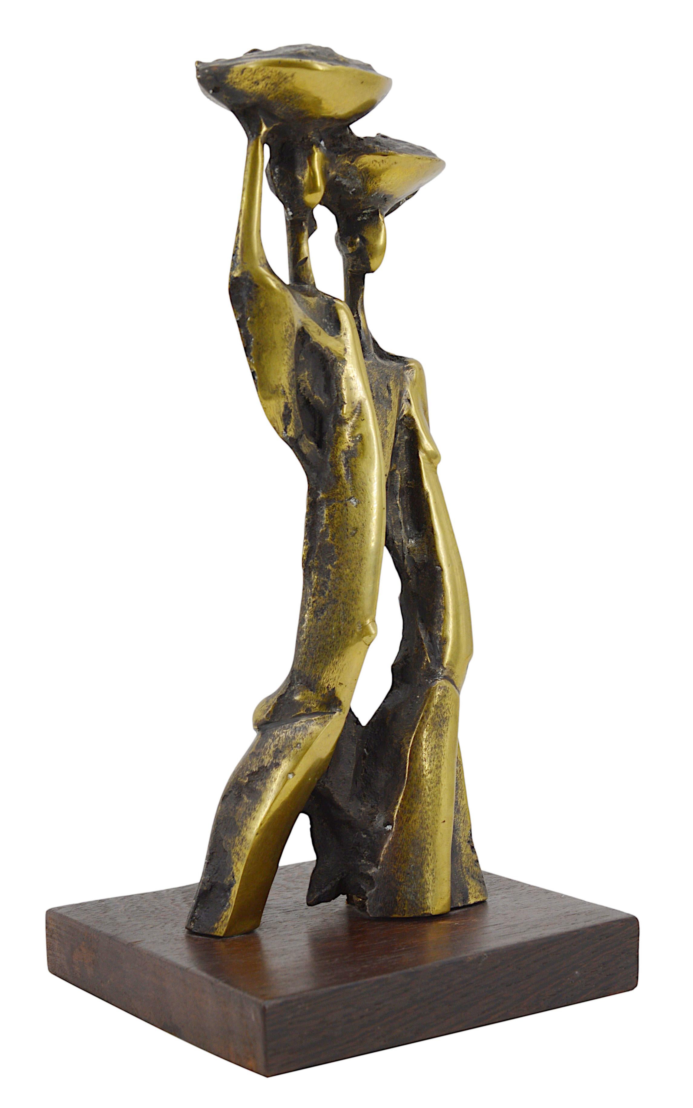 Sculpture en bronze de Mayemba (1946-), Congo, 2002. Deux femmes africaines avec des plateaux. Sculpture en bronze sur un socle en bois (palmier ?). Dimensions : hauteur : 33 cm, largeur : 16 cm, profondeur : 14,5 cm. Signé, numéroté, situé et daté