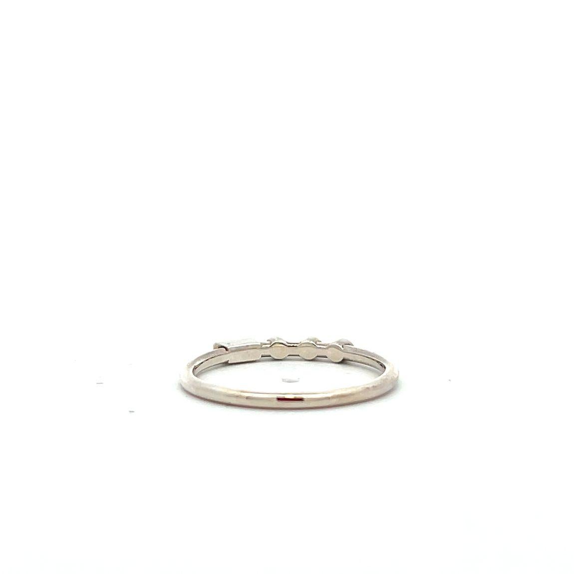 codebyEdge Anpassbarer Diamant-Platin-Stapelring - Buchstabe V in Morse- Code (Rundschliff) im Angebot