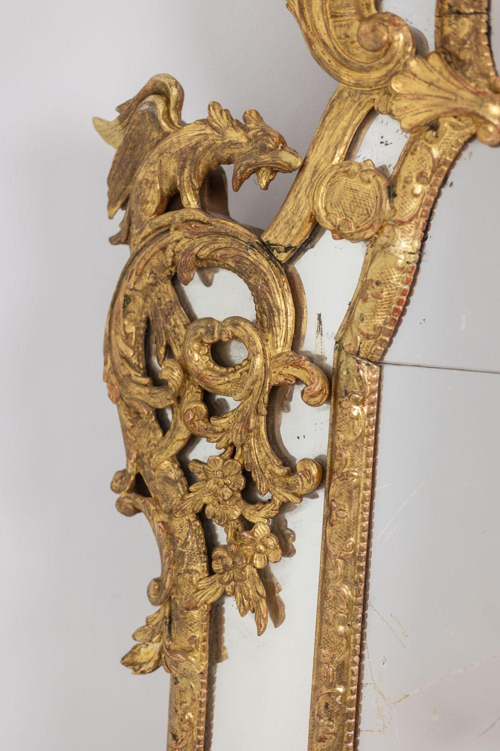 Mayfair. Großer Perlenspiegel im Regency-Stil aus geschnitztem Holz. 20. Jahrhundert. (Vergoldet) im Angebot