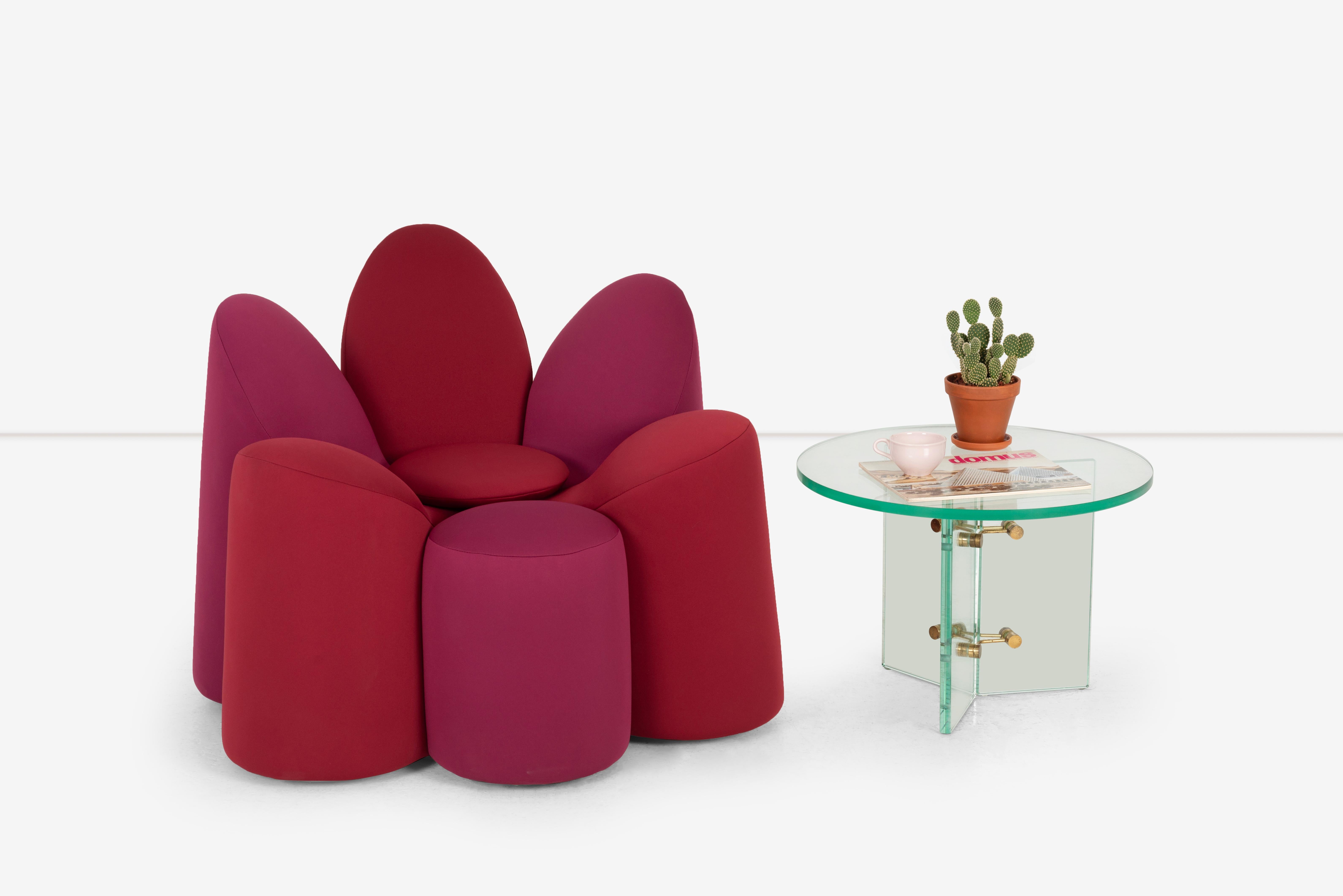 Cette chaise de Fabrice Berrux, pour Roche Bobois, a été conçue dans le cadre de leur Collection les Contemporains au Salone del Mobile 2010. Composé de 6 