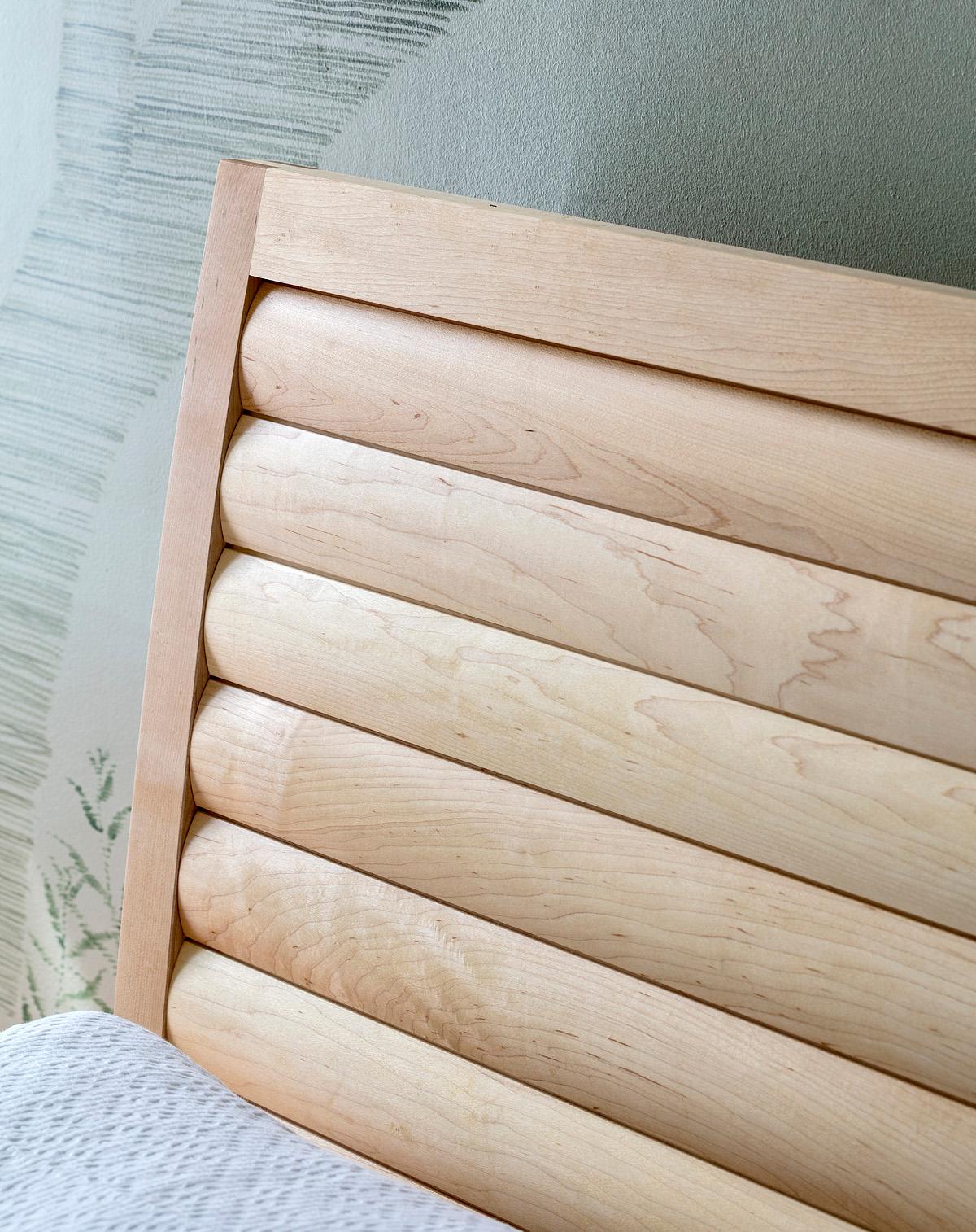 Maymont Bed Maple Queen Size In Excellent Condition For Sale In Richmond, VA