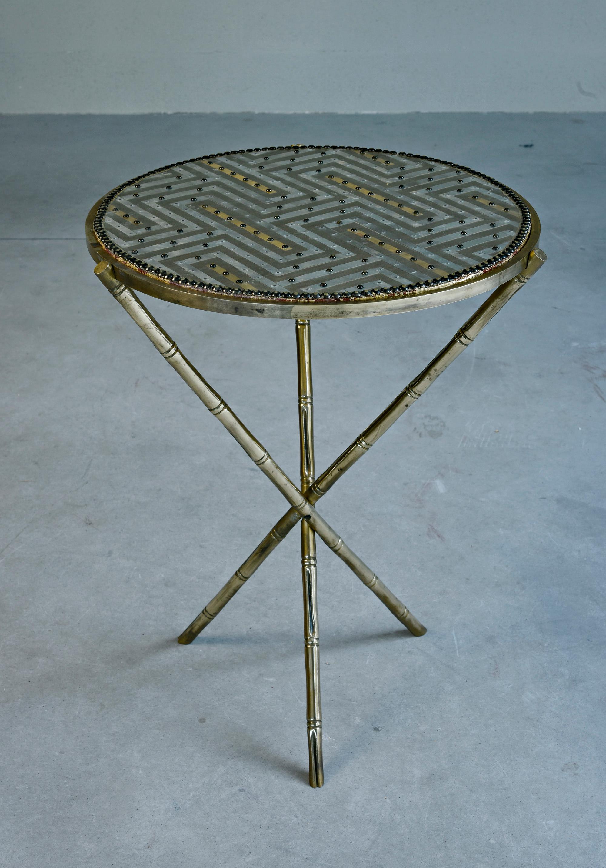 Tavolino Maymuna di Valentina Giovando
Dimensioni: D 50 x H 67 cm.
Materiali: Wood, Ottone, Zinco, Fabrice, Fibra di vetro.  

Valentina Giovando, vive e lavora a Sarzana, in Liguria, e da oltre 20 anni si dedica alla produzione di un nuovo stile.