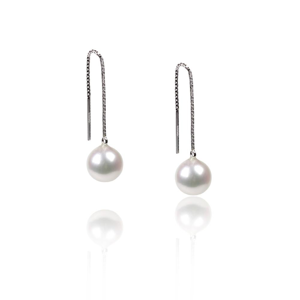 These delicate earrings are made with a fine white gold chain that will go through the lobe of your ears and a small 6mm natural white Mayorca pearls. 

* 14k White Gold
* 6mm natural round Mayorca pearls 
* Authenticity & Guarantee Certificate
*