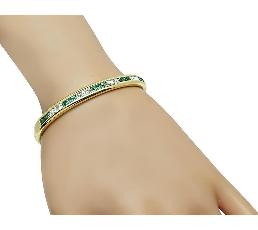 Dies ist eine erstaunliche 18k Gelbgold Armreif. Der Armreif ist mit funkelnden Diamanten im Smaragdschliff und Smaragden mit einem Gewicht von etwa 0,95 ct bzw. 1,20 ct besetzt. Die Farbe der Diamanten ist F mit VS-Reinheit. Der Armreif misst 6.5
