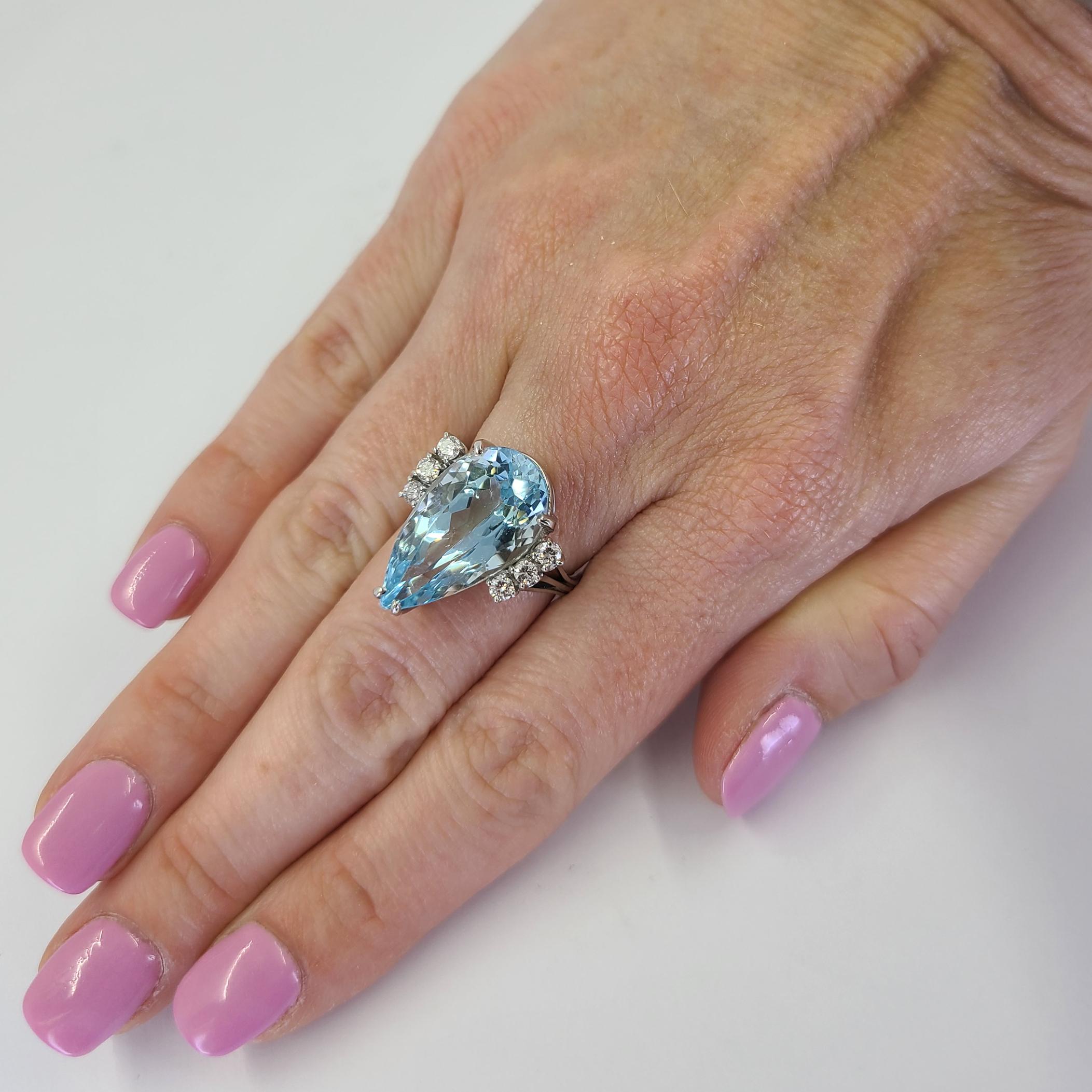 Mayor's 18 Karat Weißgold Ring mit einem 10 Karat Birnenschliff Aquamarin akzentuiert durch 6 runde Diamanten von VS Reinheit & G Farbe insgesamt 0,50 Karat. Fingergröße 5; Der Kauf beinhaltet einen Größenservice. Das fertige Gewicht beträgt 7,2
