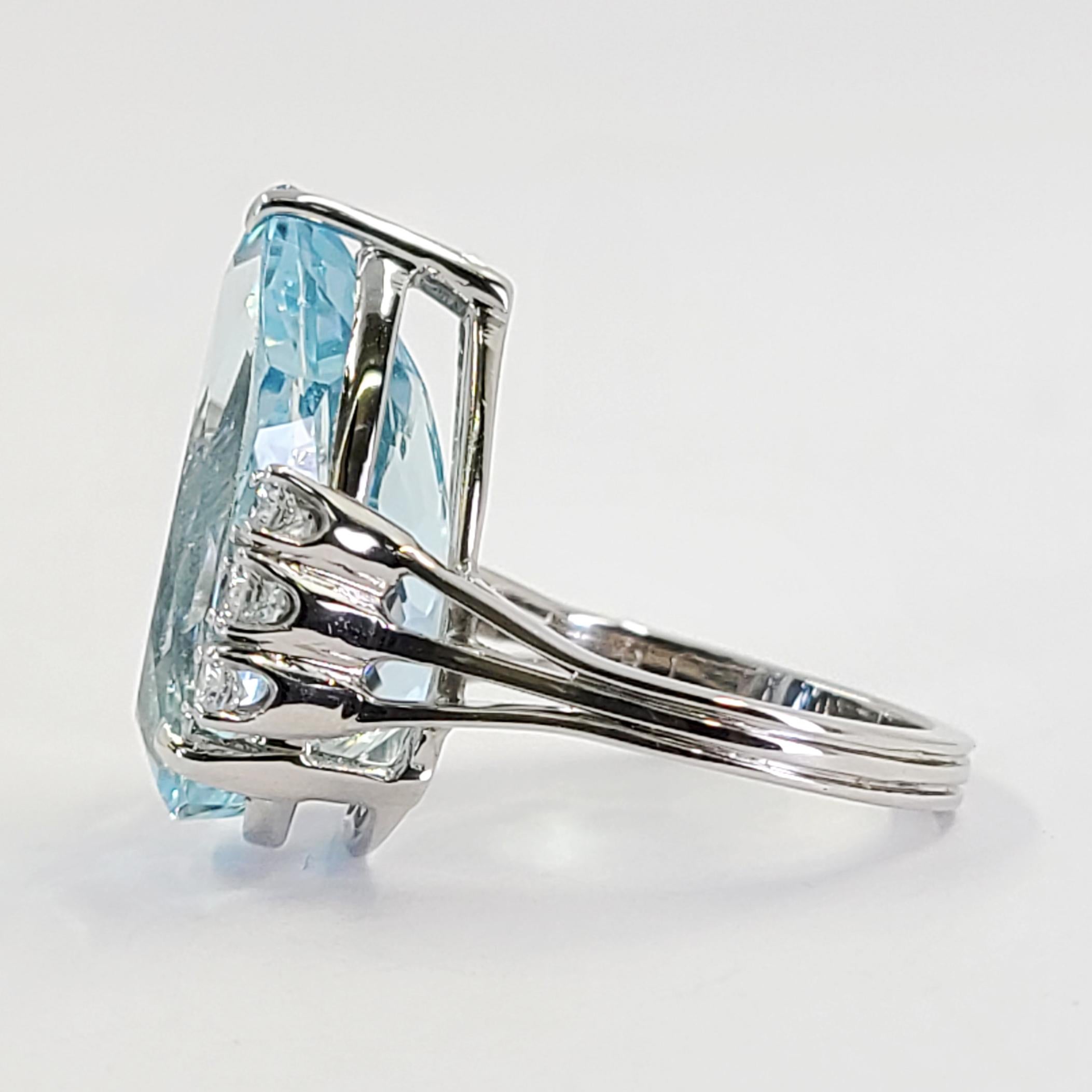 Mayor's White Gold and Pear Cut Aquamarine Cocktail Ring In Good Condition For Sale In Coral Gables, FL