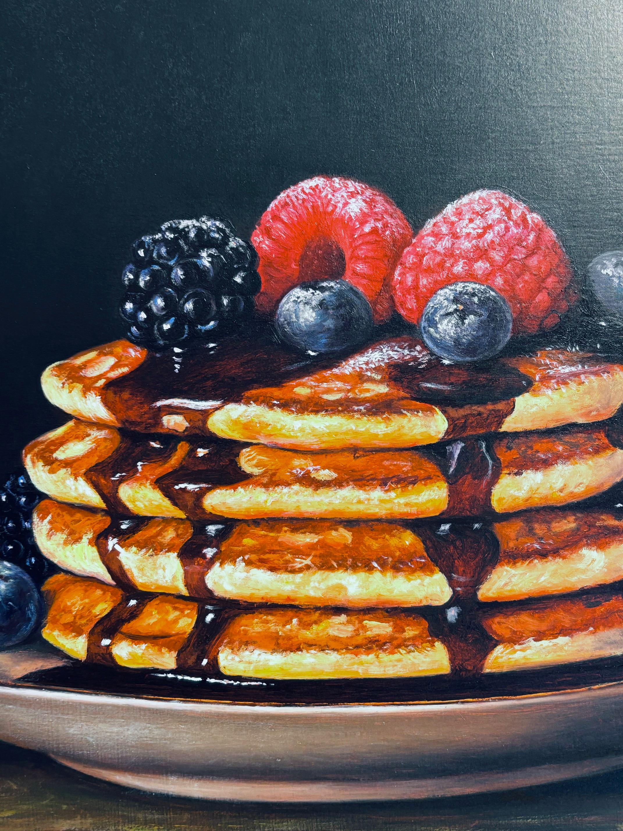 Dieses außergewöhnliche Kunstwerk ist derzeit in der Signet Contemporary Art Gallery und online ausgestellt und zu verkaufen. In Sweet Start präsentiert Mayrig Simonjan ein üppiges Stillleben aus goldenen Pfannkuchen, die hoch gestapelt, mit