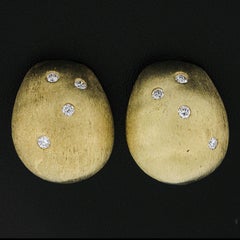 MAZ Pendientes de oro de 14 quilates de 0,16 ctw de diamantes enrasados con cúpula mate con botón de clip