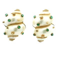 MAZ Pendientes modernistas de concha turbo y esmeralda de oro de 14 quilates, c.1970