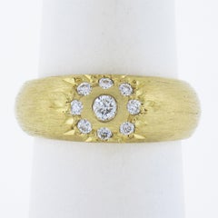 Maz in oro giallo 14k 0,27ctw Star Pave Set Diamond Cluster Textured Band Ring