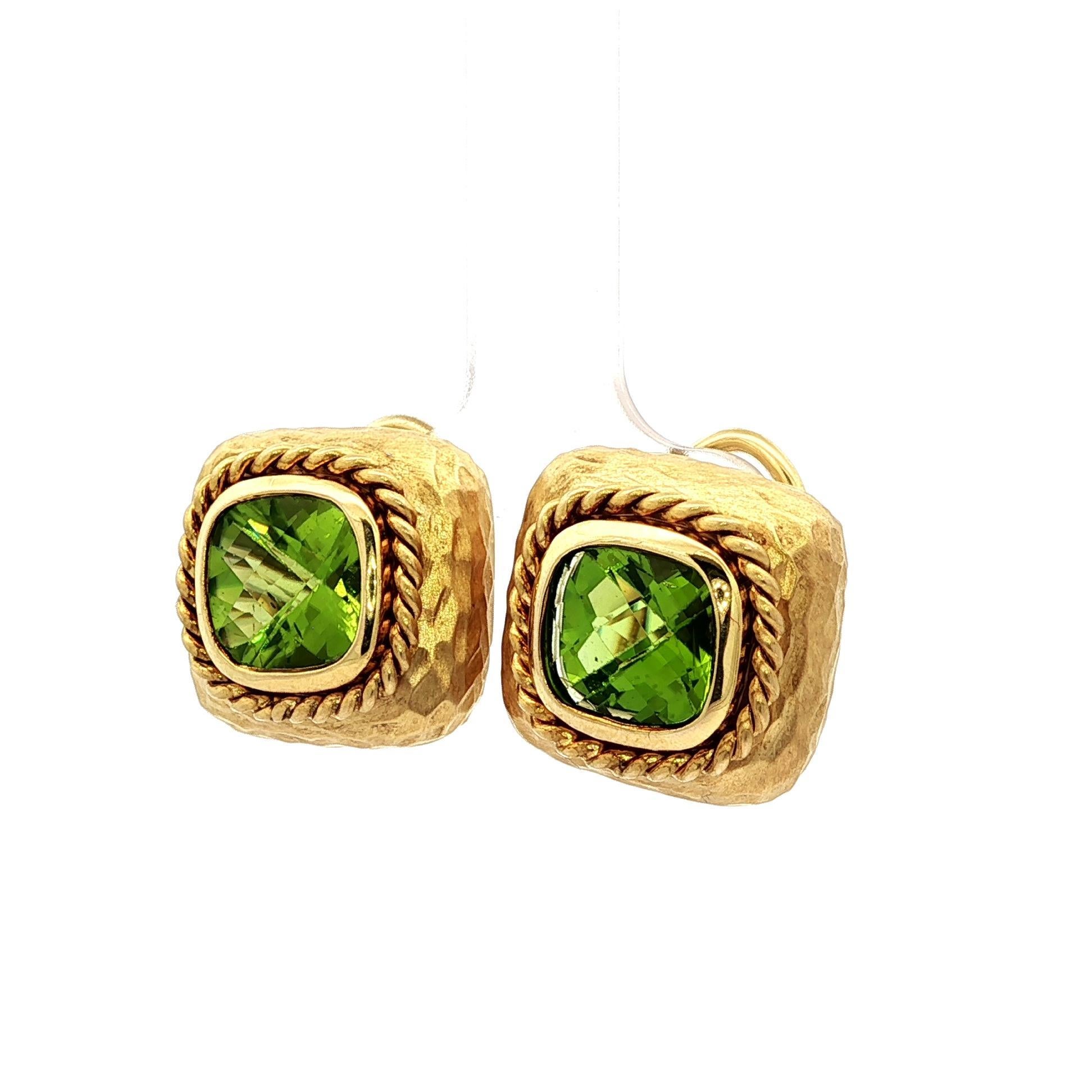 Boucles d'oreilles MAZ en or jaune 14k 5.40ctw Péridot coussin martelé finition mate en vente 5