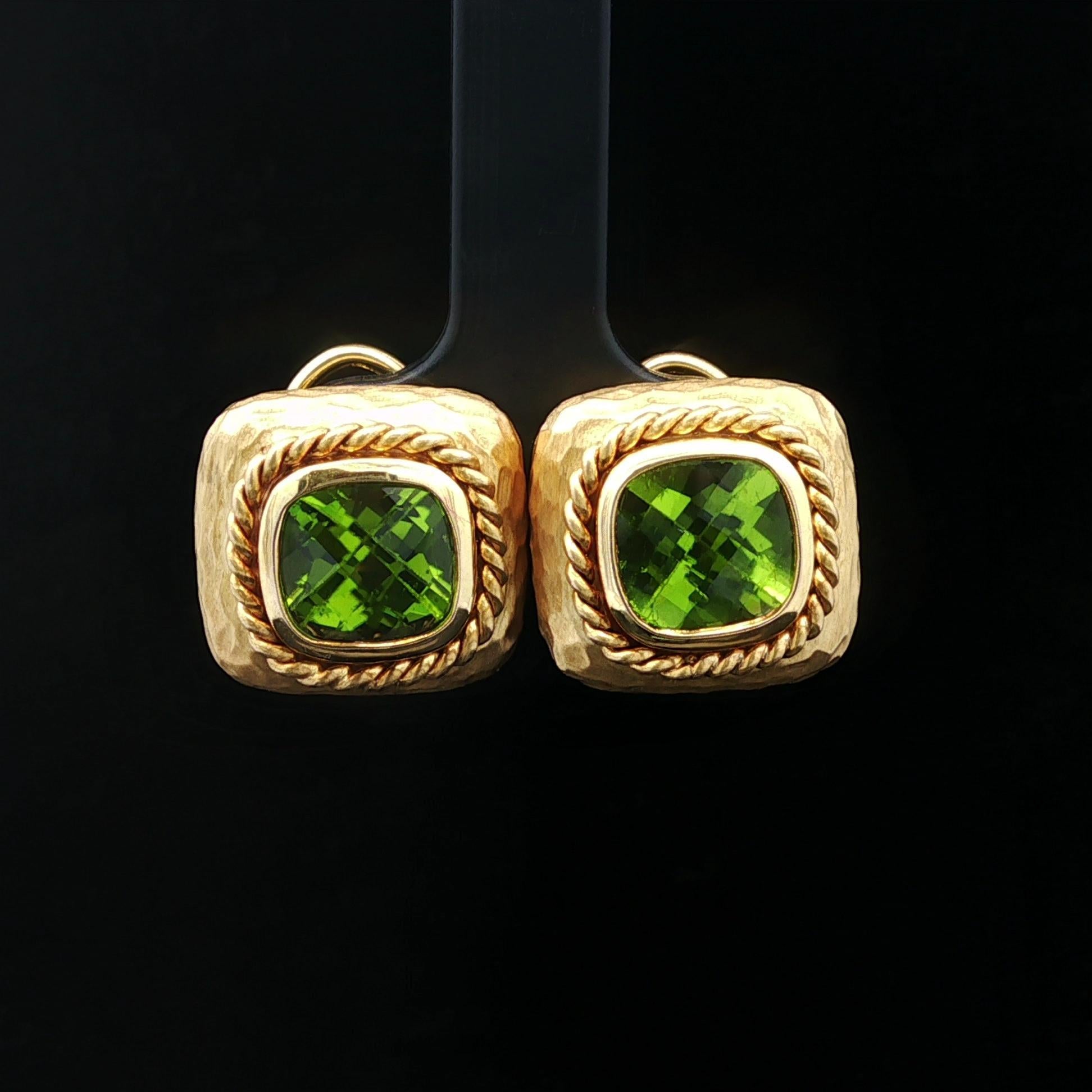 --Pierre(s) :...
(2) Péridots véritables naturels - taille coussin - sertis - couleur vert lime foncé - 5,40ctw (approx.)
Poids total en carats : 5,40 (environ)

MATERIAL : Or jaune massif 14k
Poids : 14.25 grammes
Dos : Dos de poteau avec fermeture