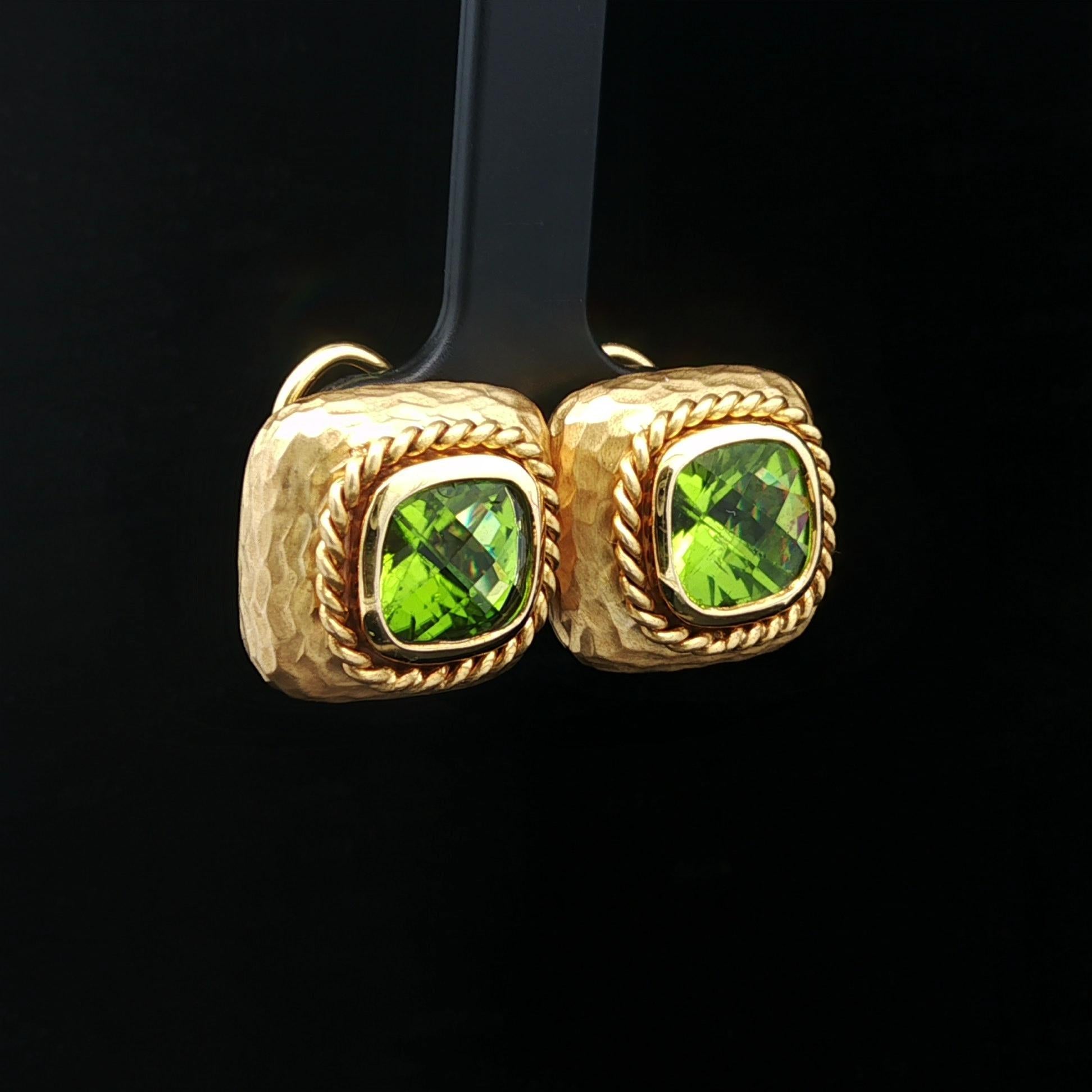 Taille coussin Boucles d'oreilles MAZ en or jaune 14k 5.40ctw Péridot coussin martelé finition mate en vente