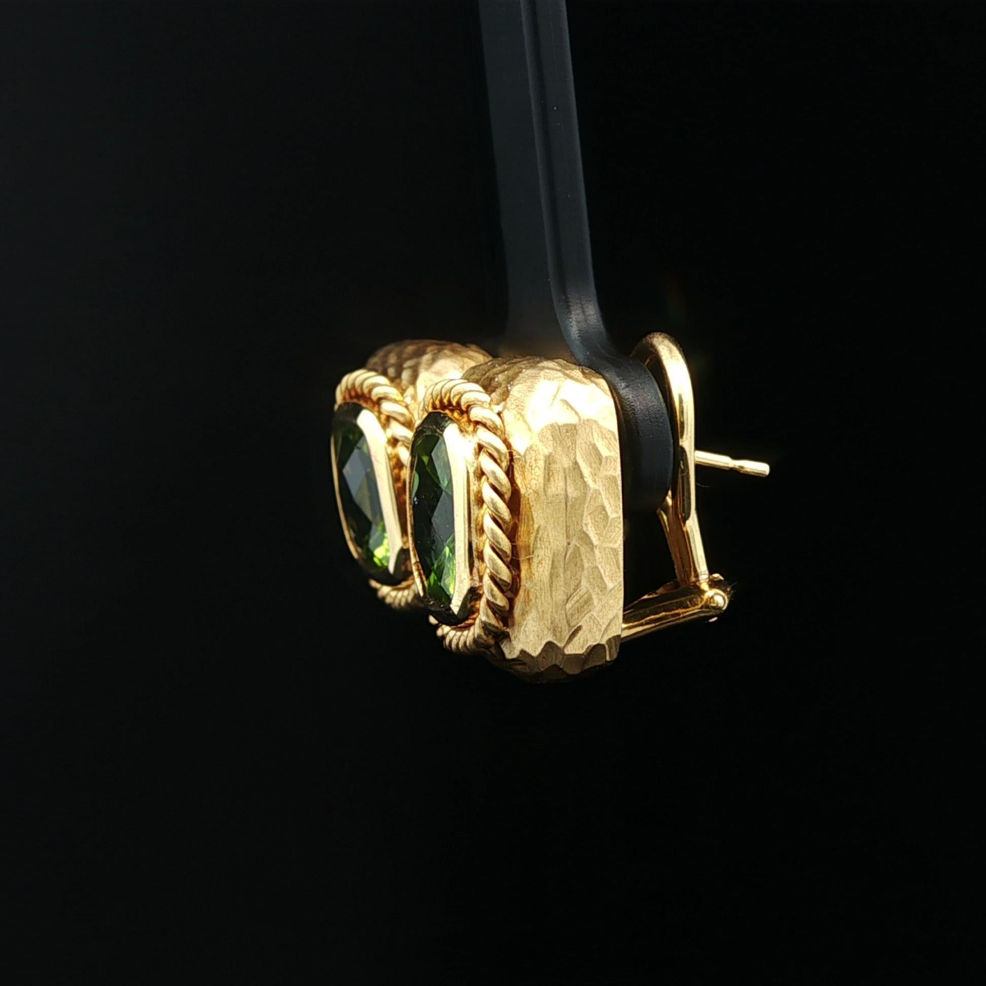 Boucles d'oreilles MAZ en or jaune 14k 5.40ctw Péridot coussin martelé finition mate en vente 1