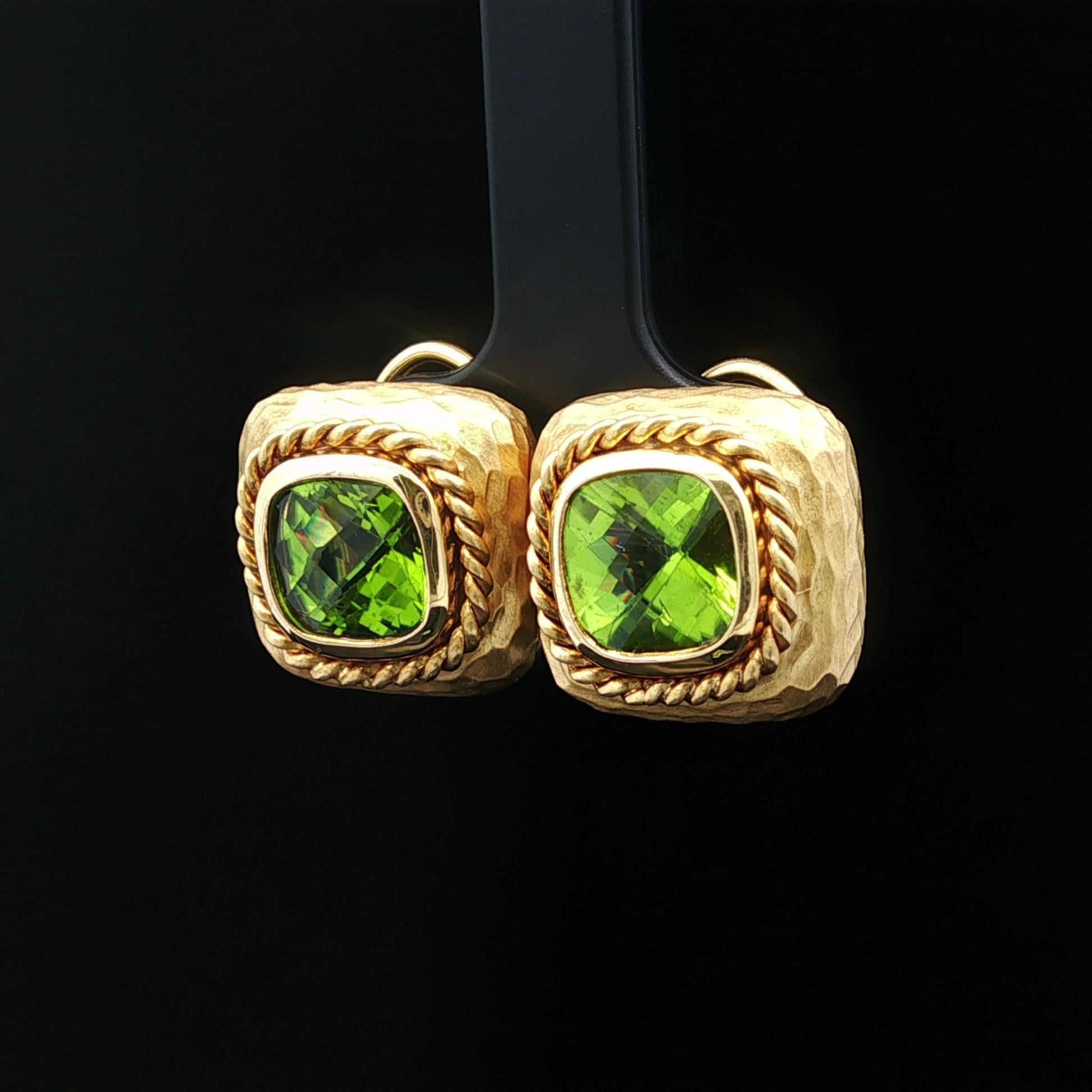 Boucles d'oreilles MAZ en or jaune 14k 5.40ctw Péridot coussin martelé finition mate en vente 2