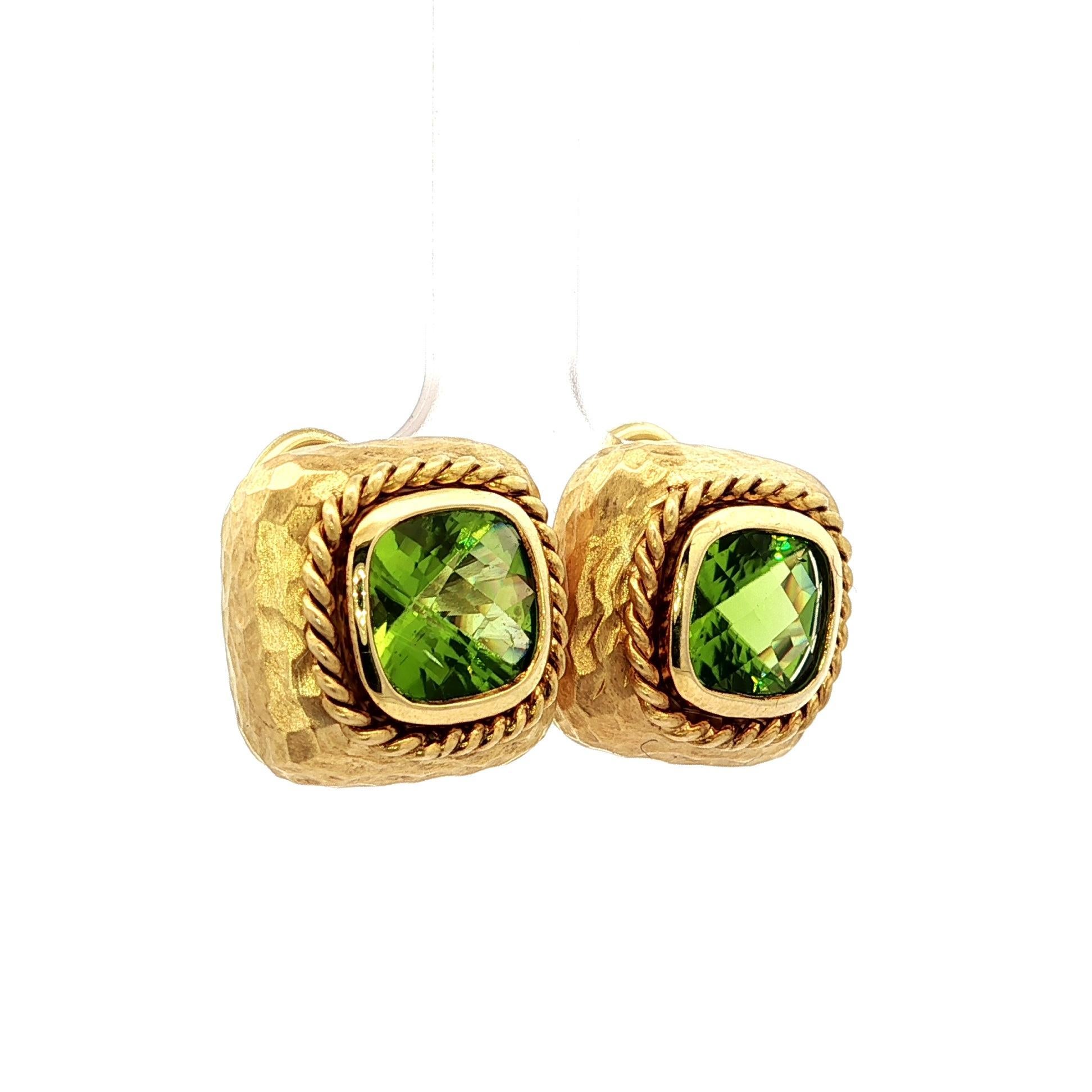 Boucles d'oreilles MAZ en or jaune 14k 5.40ctw Péridot coussin martelé finition mate en vente 4