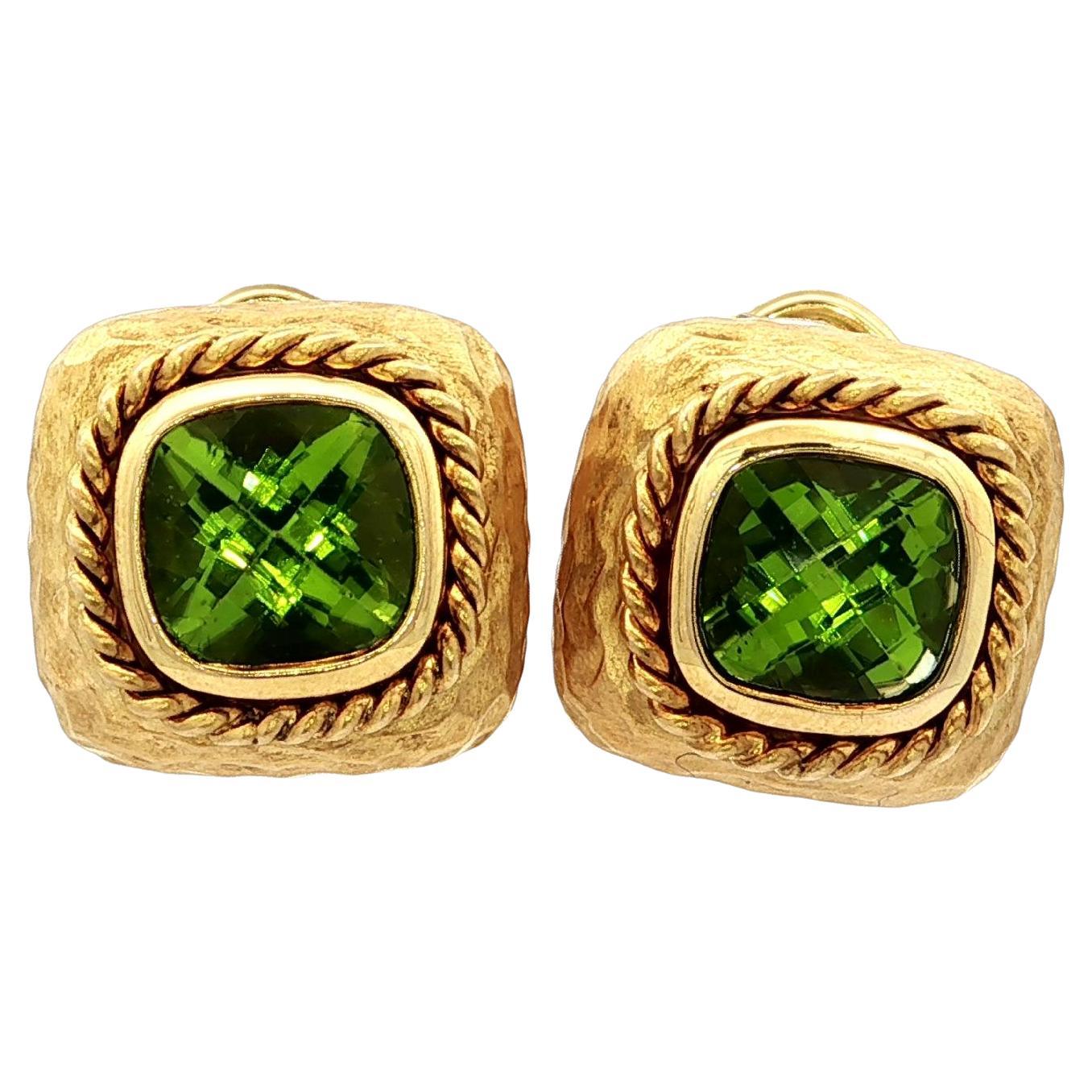 Boucles d
oreilles MAZ en or jaune 14k 5.40ctw Péridot coussin martelé finition mate en vente