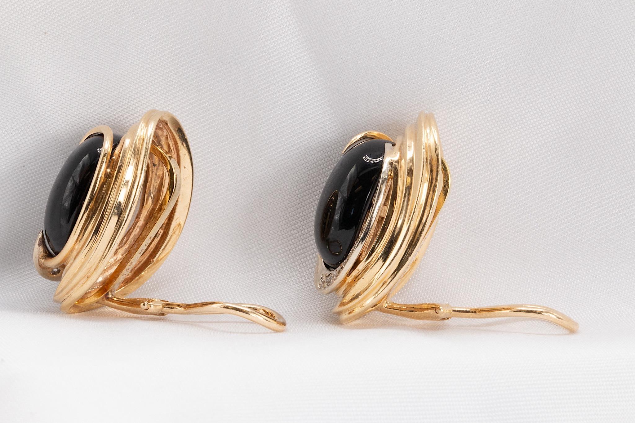 Maz 14K Gelbgold Onyx und Diamant Vintage Clip-On Ohrringe

Diese auffälligen Vintage Maz Ohrringe sind fachmännisch aus 14 Karat Gelbgold gefertigt und zeigen jeweils einen Onyx im Cabochon-Schliff, der ca. 16 x 11,9 mm groß ist. Der Onyx ist mit 5
