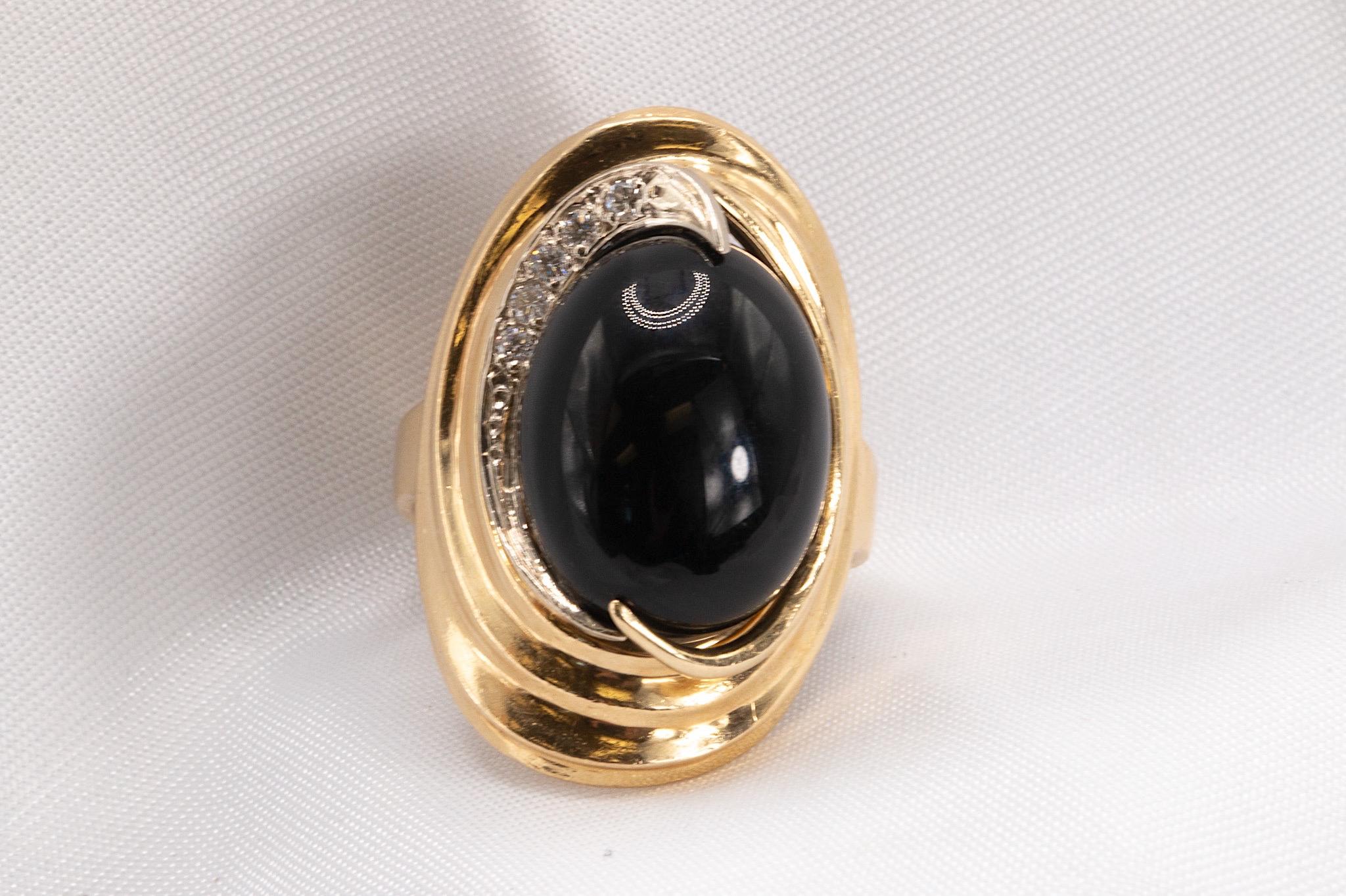 Maz 14K Yellow Gold Onyx and Diamond Vintage Ring

This striking Maz vintage ring is expertly crafted in 14K yellow gold, featuring a cabochon-cut onyx measuring approximately 16 x 11.9mm, accented with 5 small round brilliant diamonds for a touch