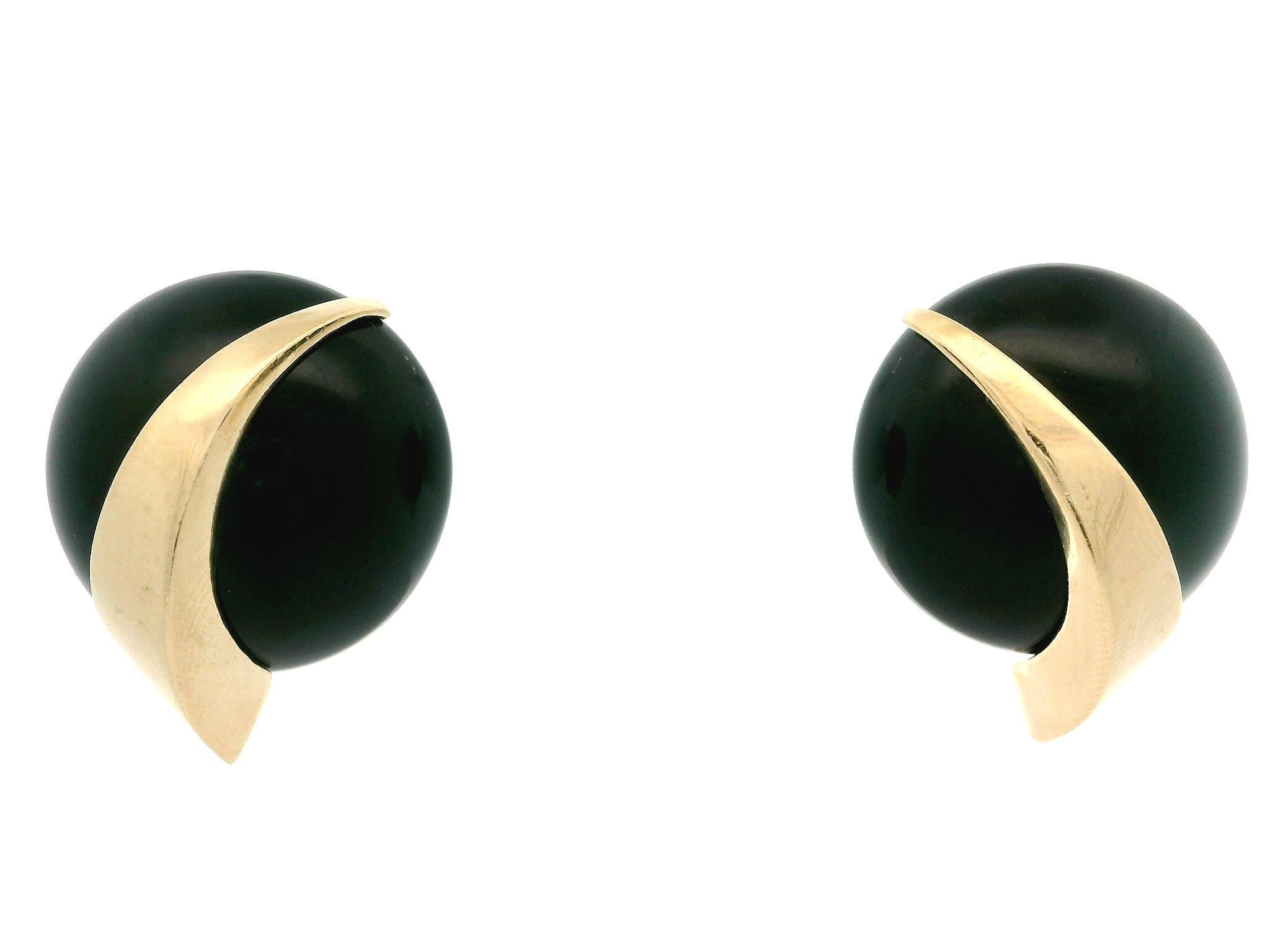 --Stein(e):--
(2) Natürlicher echter Onyx - runder Cabochon-Schliff - Farbe Schwarz - 17,7 mm (ca.)

MATERIAL: 14k massivem Gelbgold Akzente, Beiträge & Rückseiten
Gewicht: 8.33 Gramm
Rückwand: Pfosten mit Schmetterlingsverschluss (durchstochene