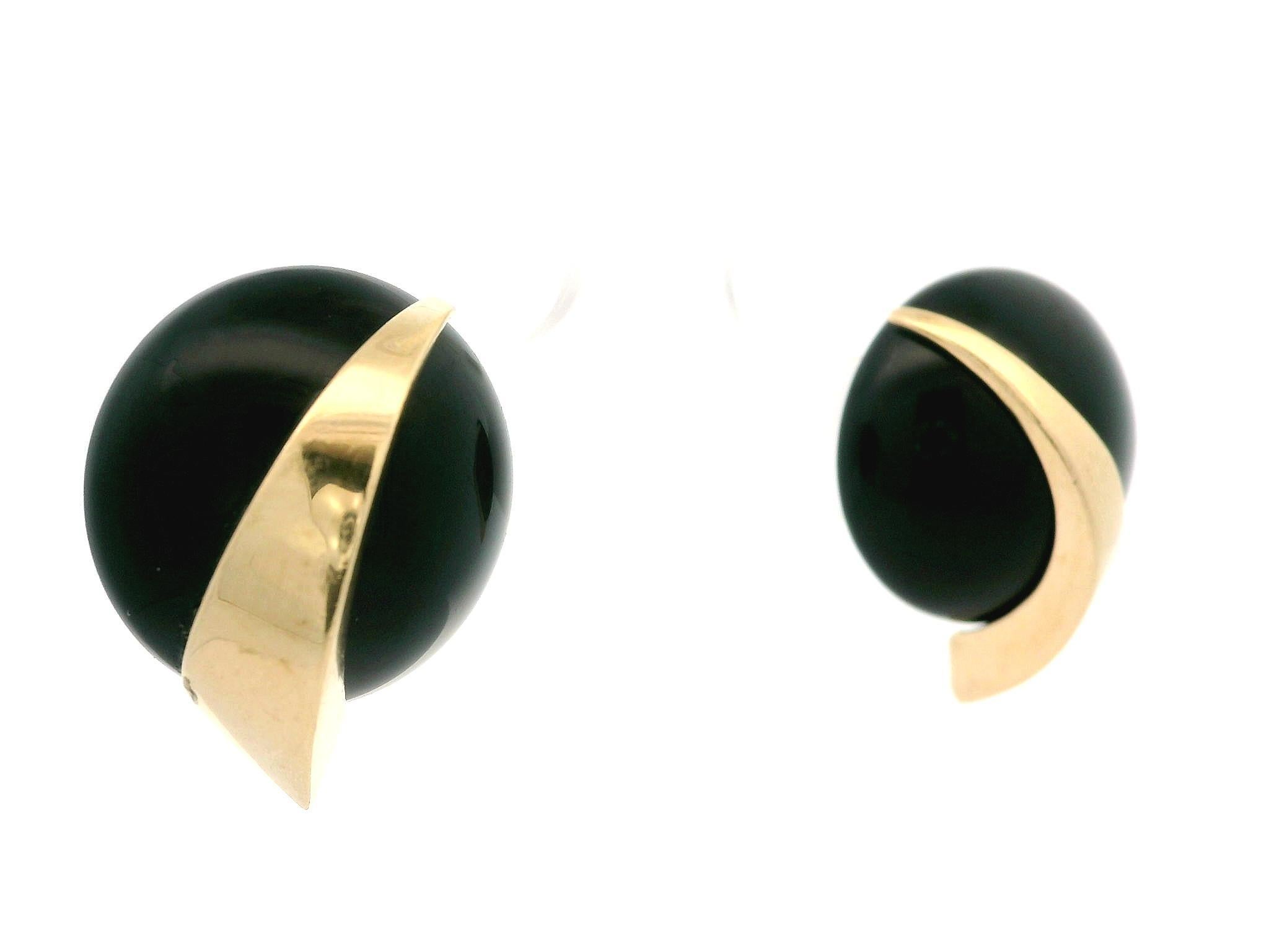 MAZ 14k Gelbgold Runde schwarze Onyx-Ohrringe mit Knopfleiste und Schmetterlingsrücken (Cabochon) im Angebot