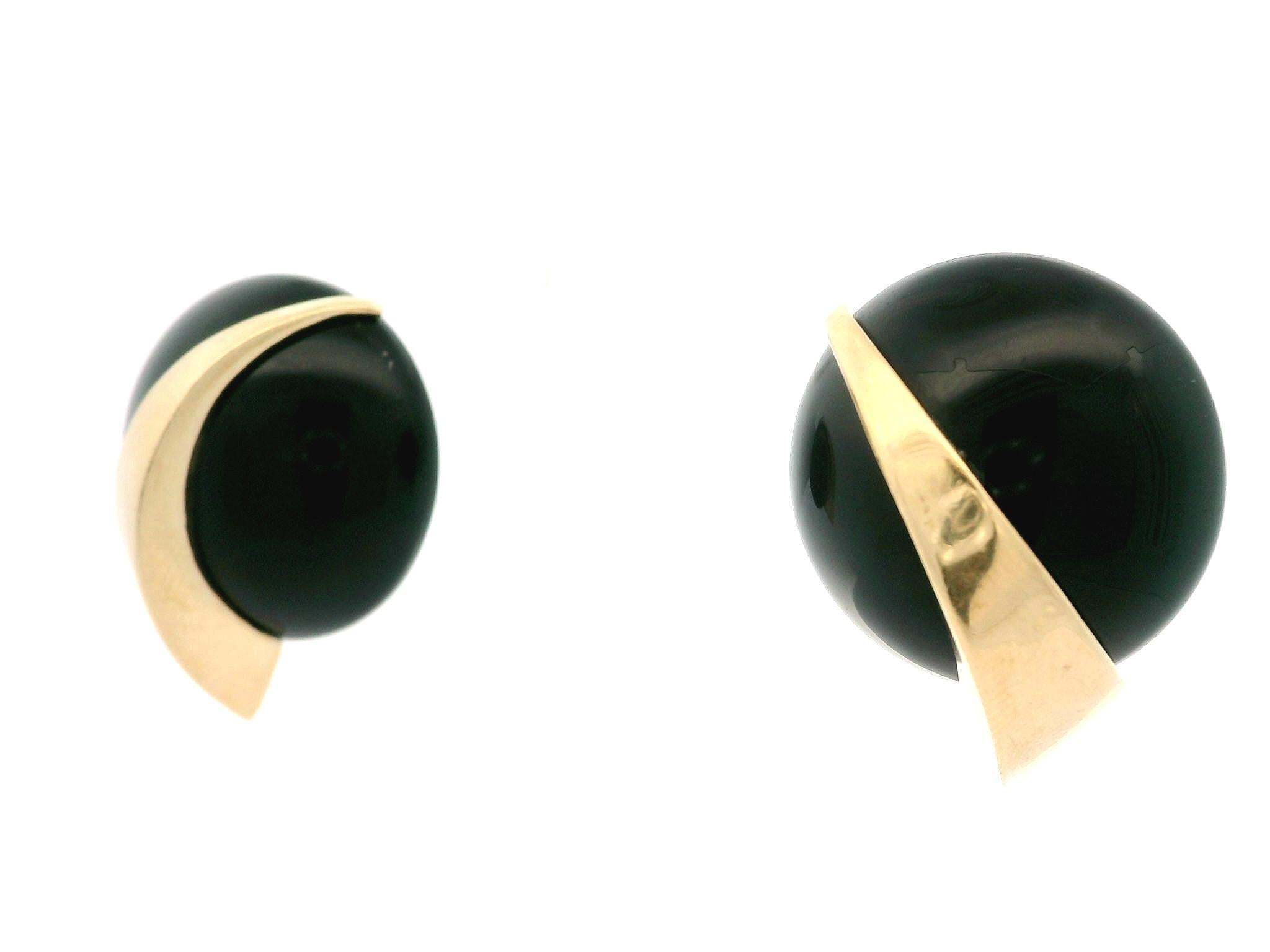MAZ 14k Gelbgold Runde schwarze Onyx-Ohrringe mit Knopfleiste und Schmetterlingsrücken im Zustand „Gut“ im Angebot in Montclair, NJ