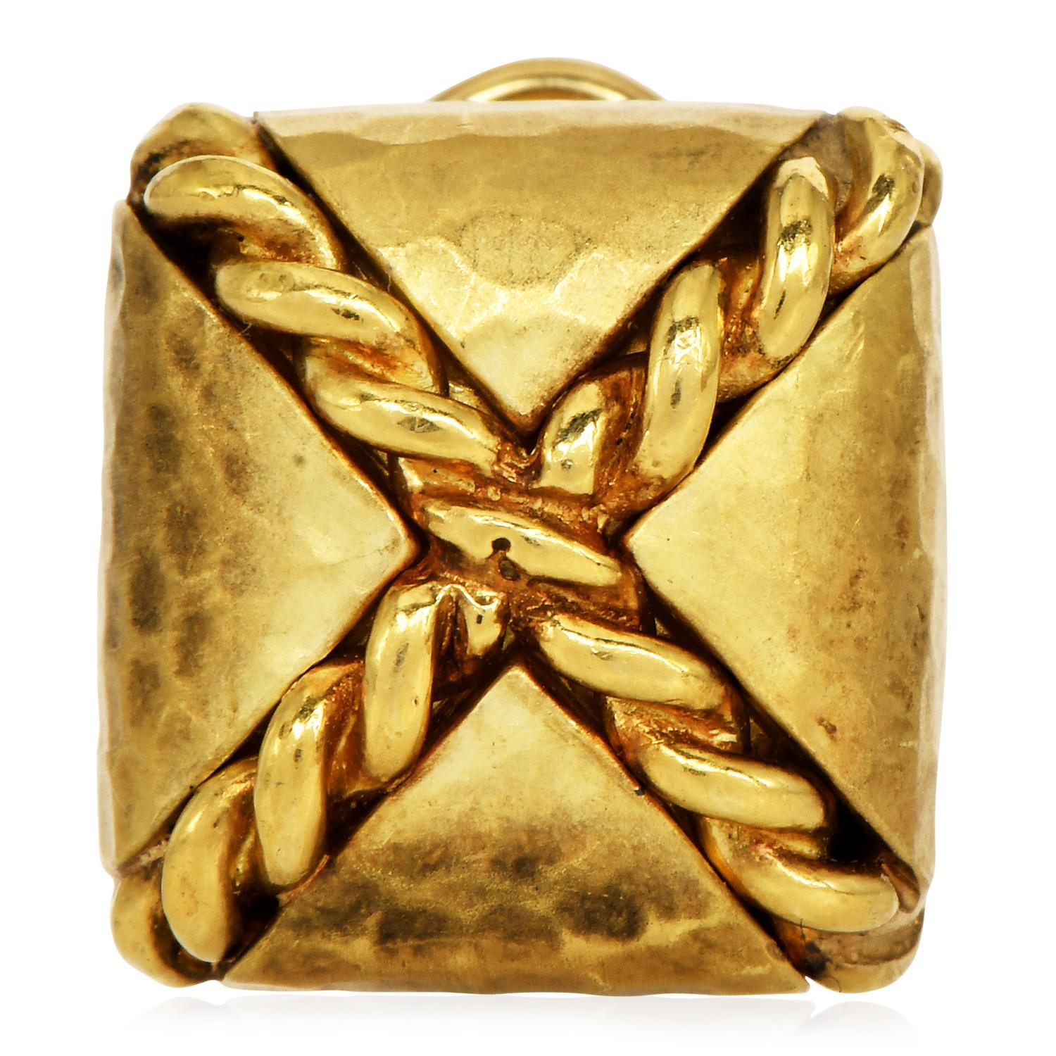 Questi eleganti orecchini quadrati del designer americano Maz sono realizzati in oro 18 carati giallo-verdastro, con una miscela unica di texture e forma.

Caratterizzati da un'audace finitura martellata e da un elegante design a 