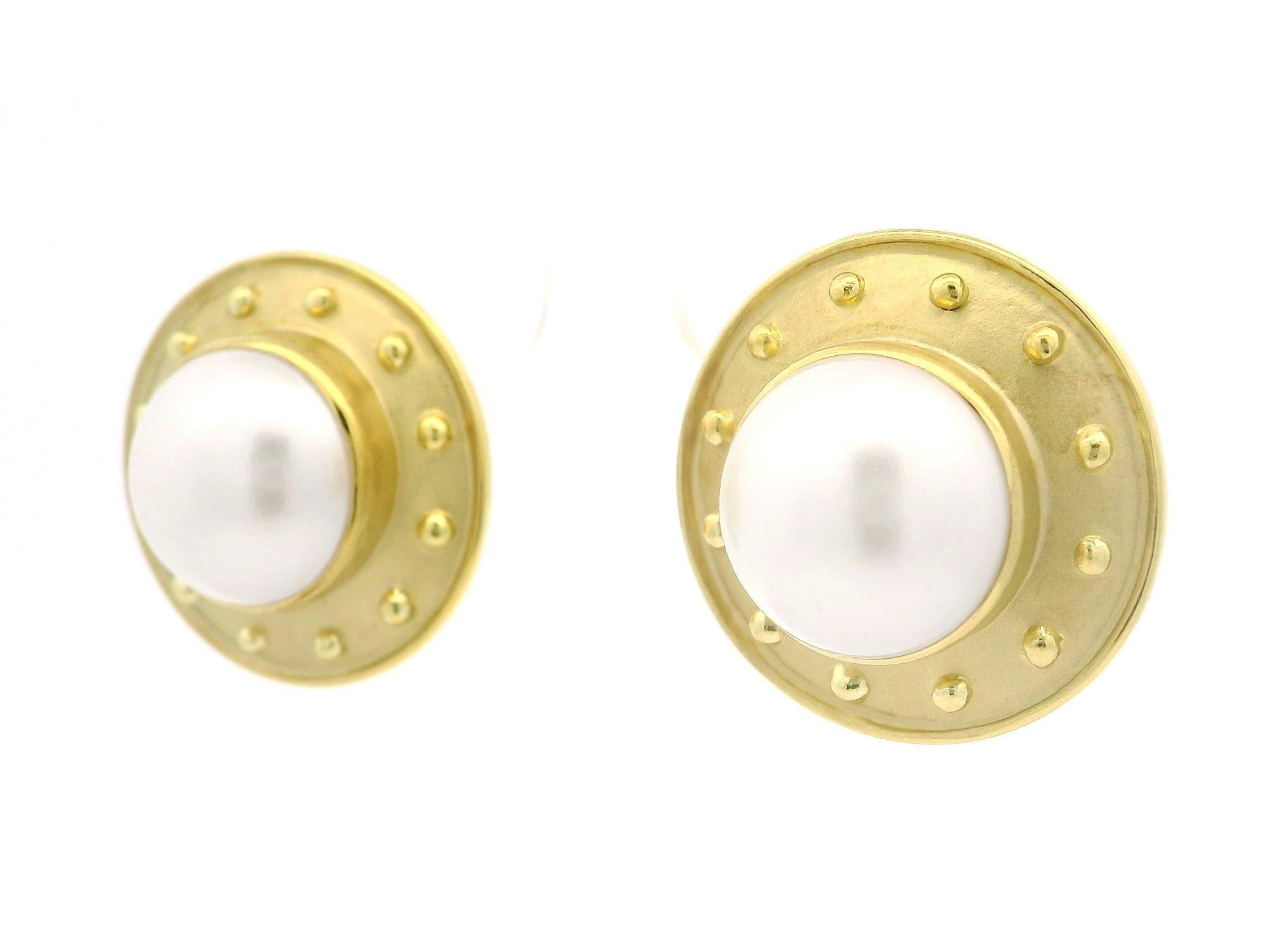 --Pietre: --
(2) Autentiche perle coltivate Mabe - Forma rotonda a bottone - Ottimo colore bianco - Eccellente lucentezza - 13,4 mm ciascuna (circa)

Materiale: Oro giallo massiccio 18 carati
Peso: 21.8 grammi
Fondello: Perni con chiusura a Omega (è