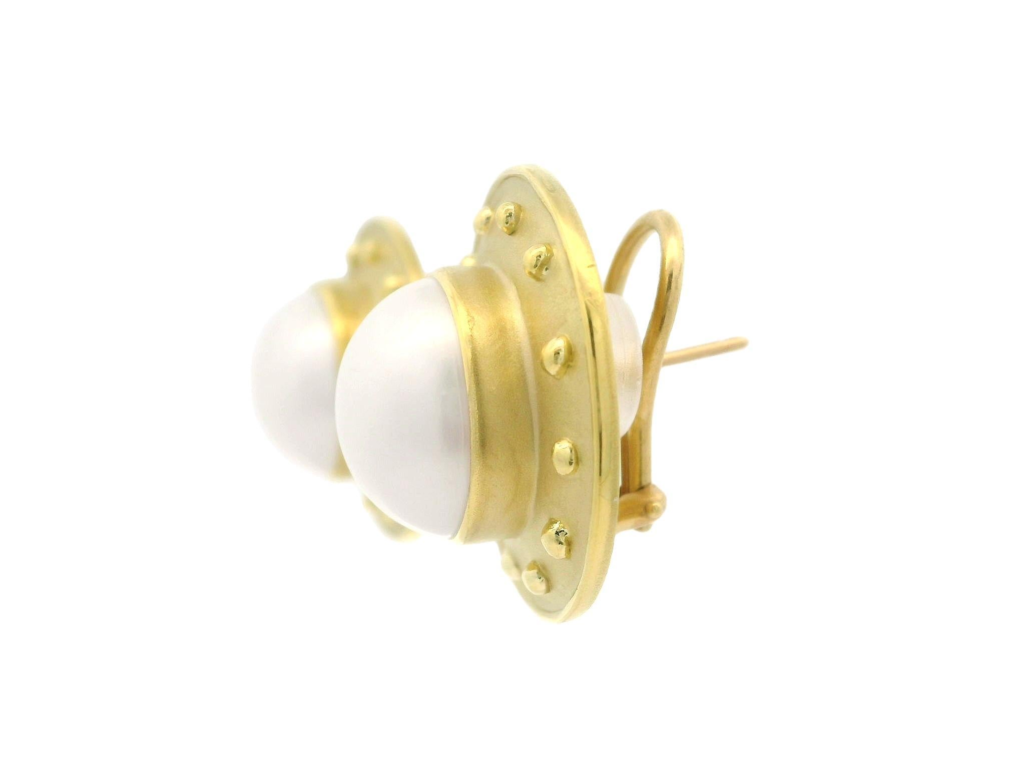 Taglio rotondo Orecchini a bottone con perle Maz in oro giallo 18k da 13,4 mm con finitura lucida e opaca in vendita