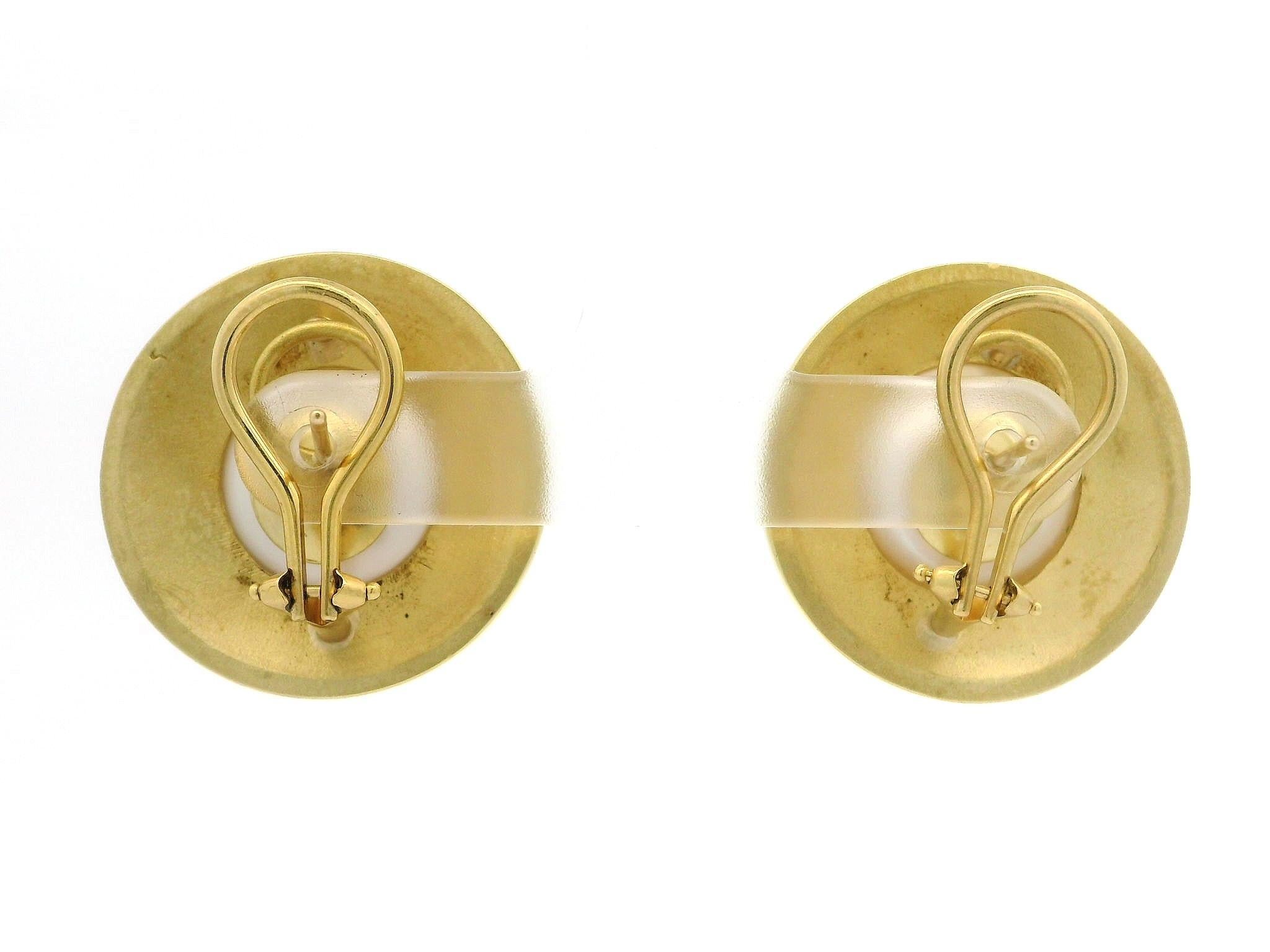 Orecchini a bottone con perle Maz in oro giallo 18k da 13,4 mm con finitura lucida e opaca In condizioni ottime in vendita a Montclair, NJ