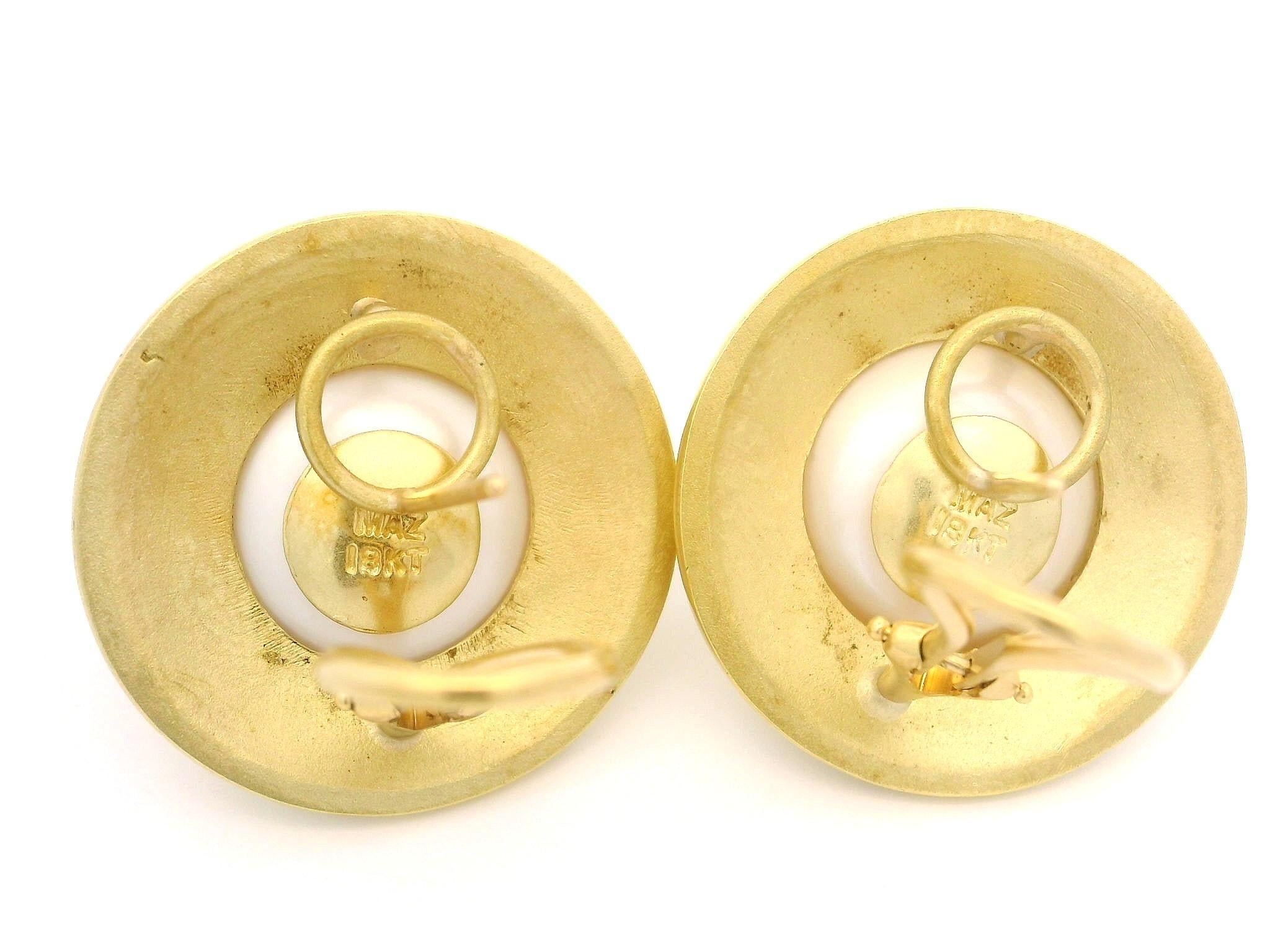 Orecchini a bottone con perle Maz in oro giallo 18k da 13,4 mm con finitura lucida e opaca in vendita 1