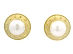 Maz Pendientes de botón de oro amarillo de 18k con perla mabe de 13,4 mm pulida y acabado mate