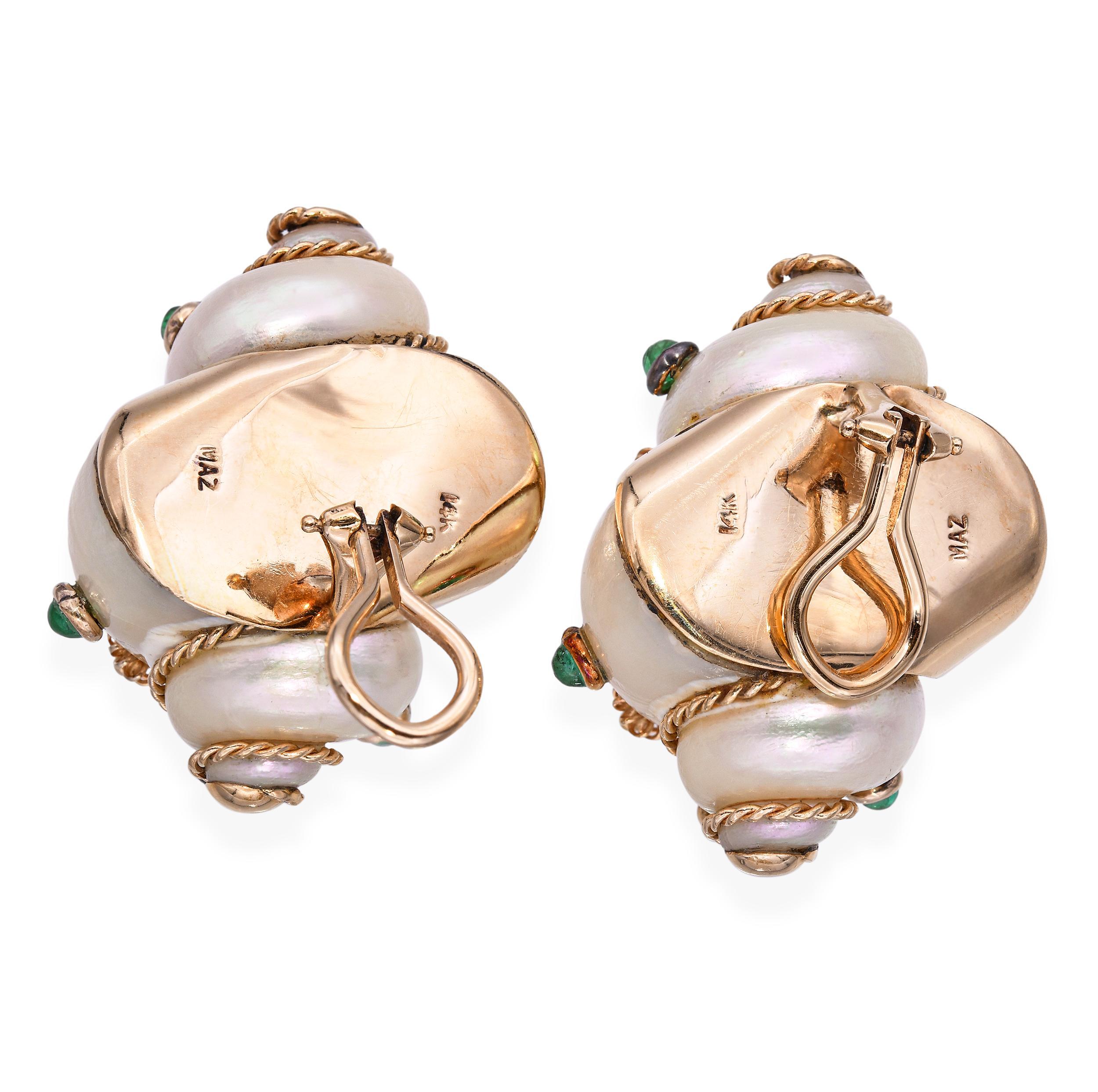 Boucles d'oreilles à clip en or jaune 18 carats de Maz, mettant en valeur des coquillages turbo naturels rehaussés de cabochons d'émeraudes vives. Les courbes organiques des coquillages contrastent élégamment avec les montures en or lisse et poli,