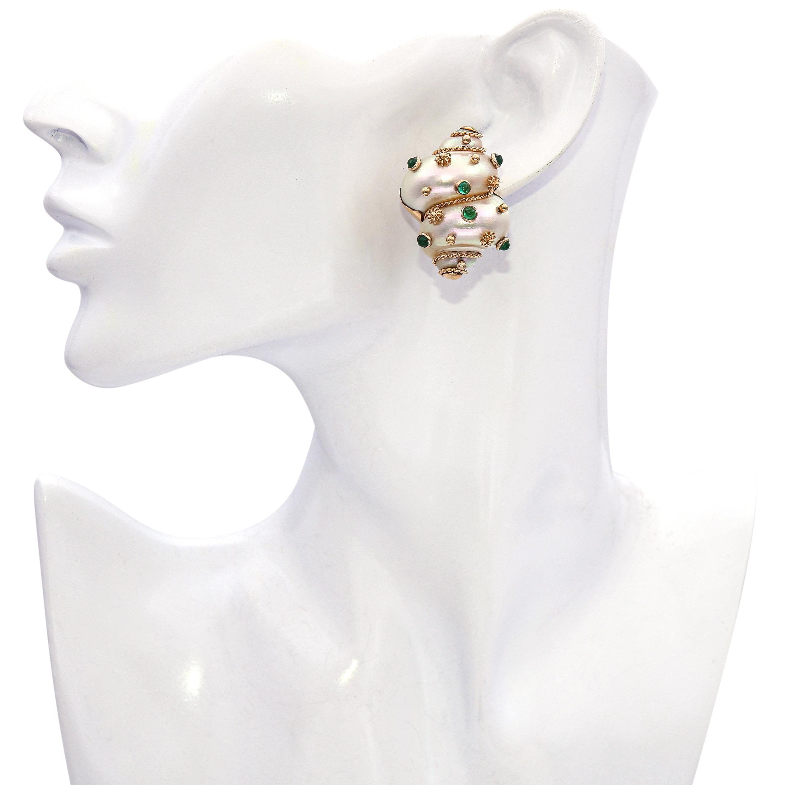 Taille ronde Boucles d'oreilles à pince en or jaune 18 ct Turbo Shell et Emeraude en vente